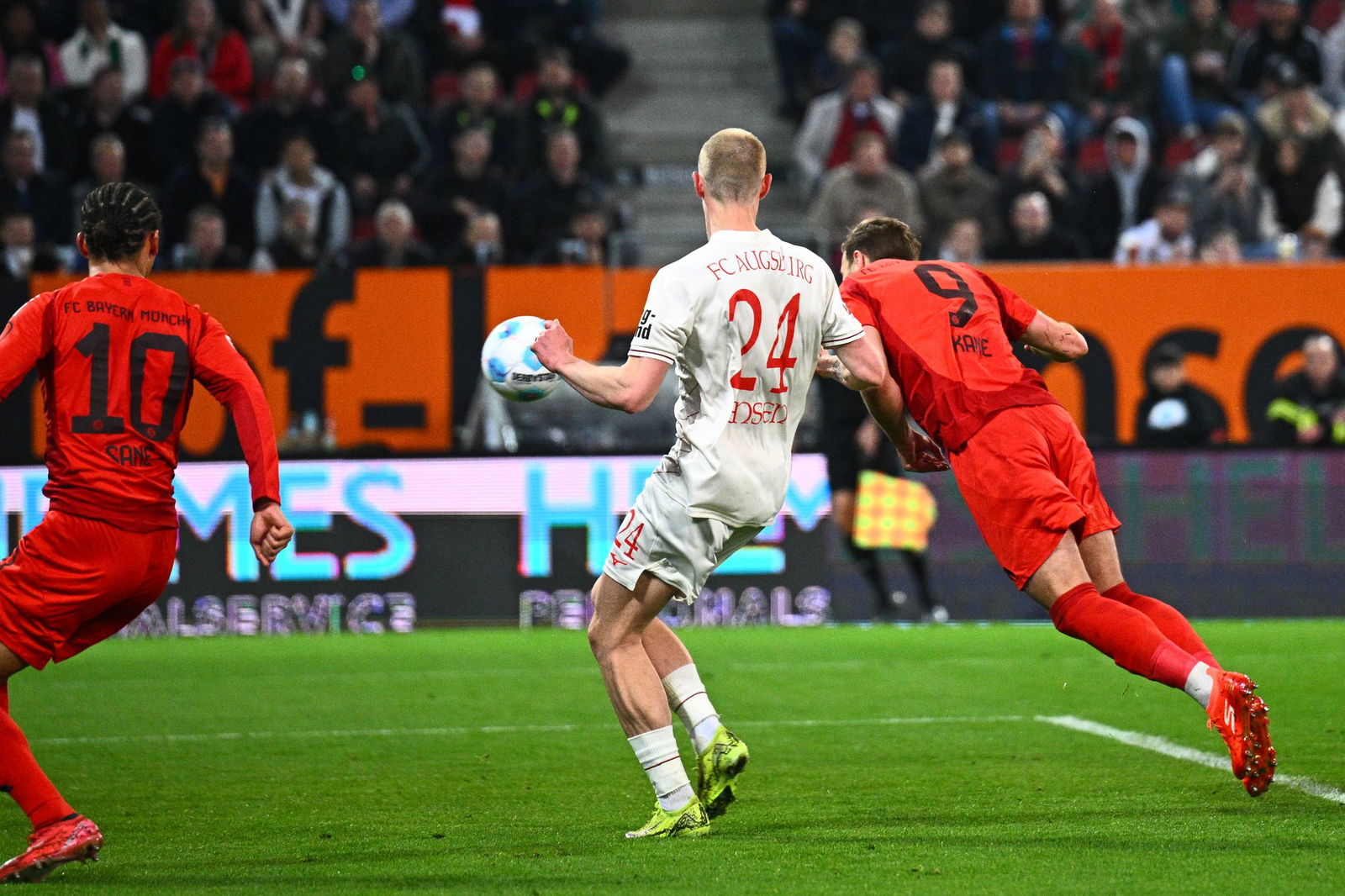 Harry Kane (r.) köpft das 2:1 für den FC Bayern.