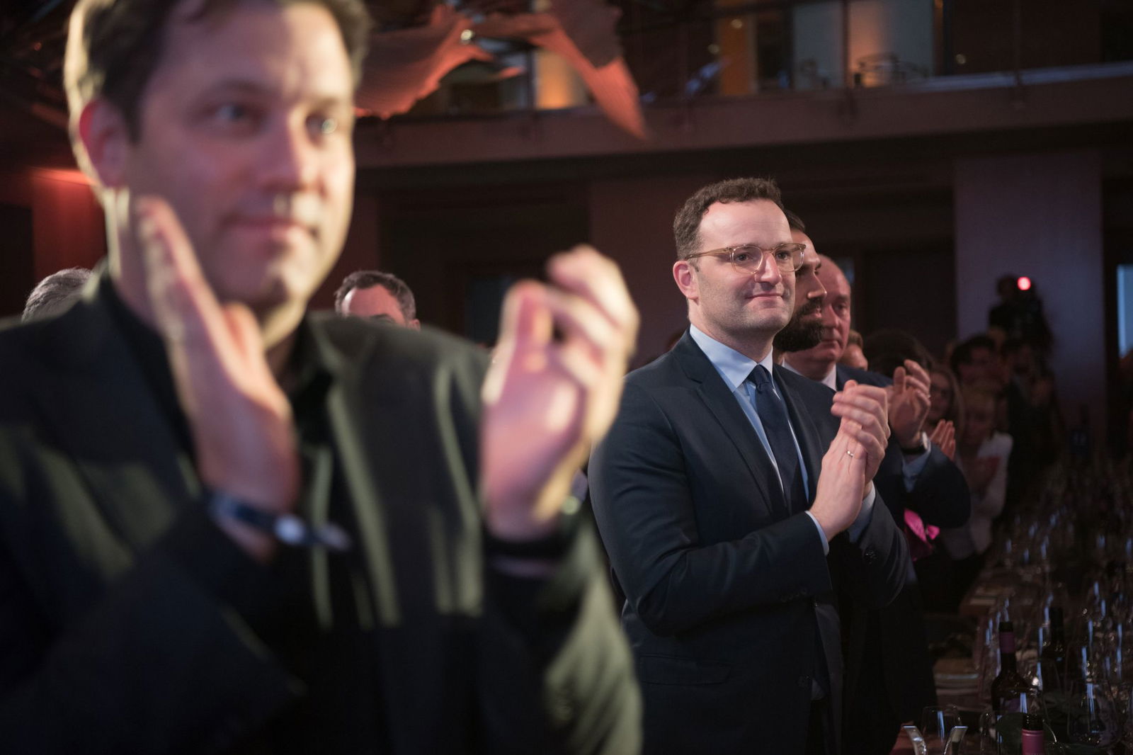 SPD-Chef Klingbeil kritisiert die von Unionsfraktionsvize Spahn angestoßene Debatte über den Umgang mit der AfD im Bundestag. (Archivfoto)