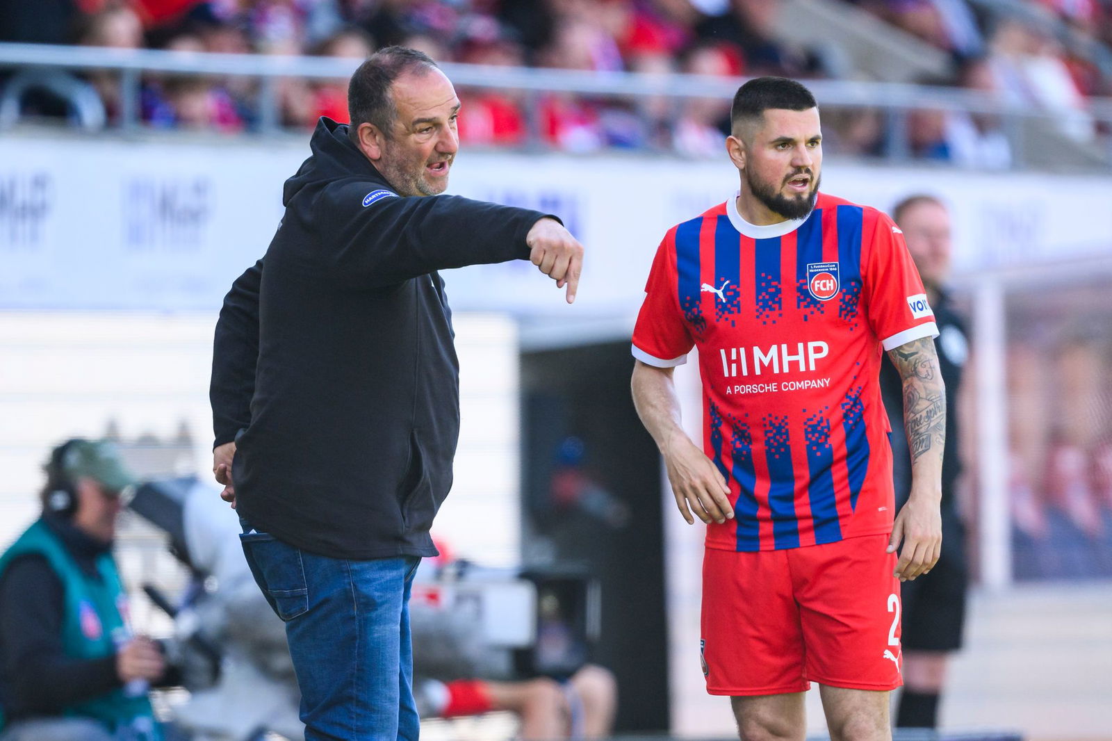 Trainer Frank Schmidt (l.) und seine Heidenheimer müssen die Klatsche gegen Bayern schnell verarbeiten.