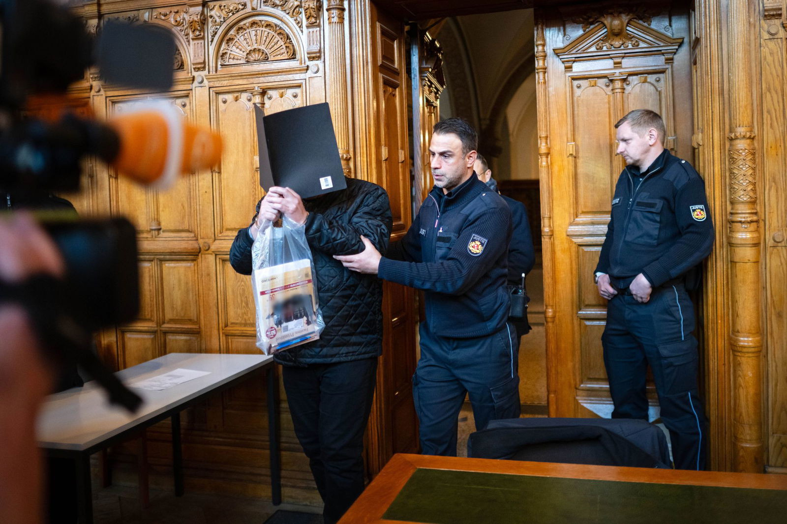 Vor dem Bremer Landgericht ist ein Ehepaar wegen versuchten Mordes auf einem Friedhof zu Freiheitsstrafen verurteilt worden. (Archivbild)