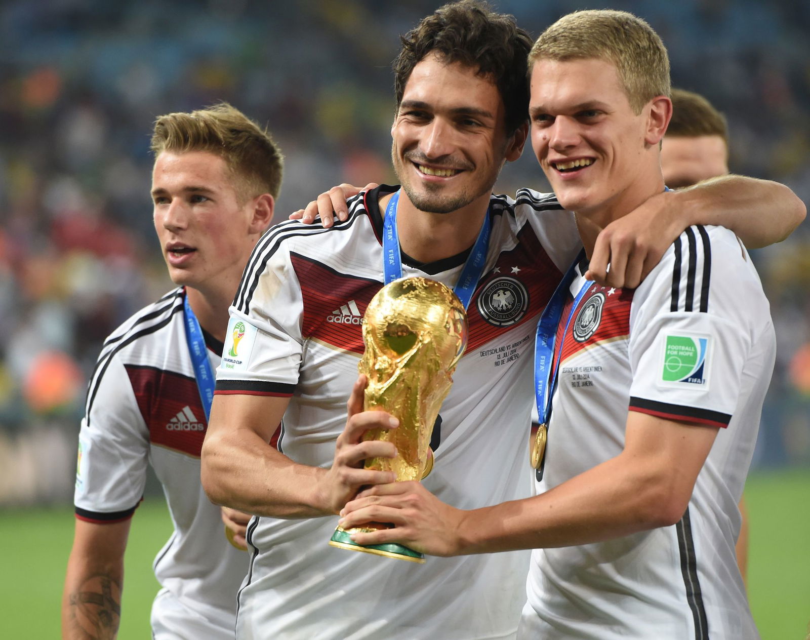 Sein größter Triumph: Mats Hummels, hier mit Erik Durm (l) und Matthias Ginter (r), wurde 2014 Fußball-Weltmeister.