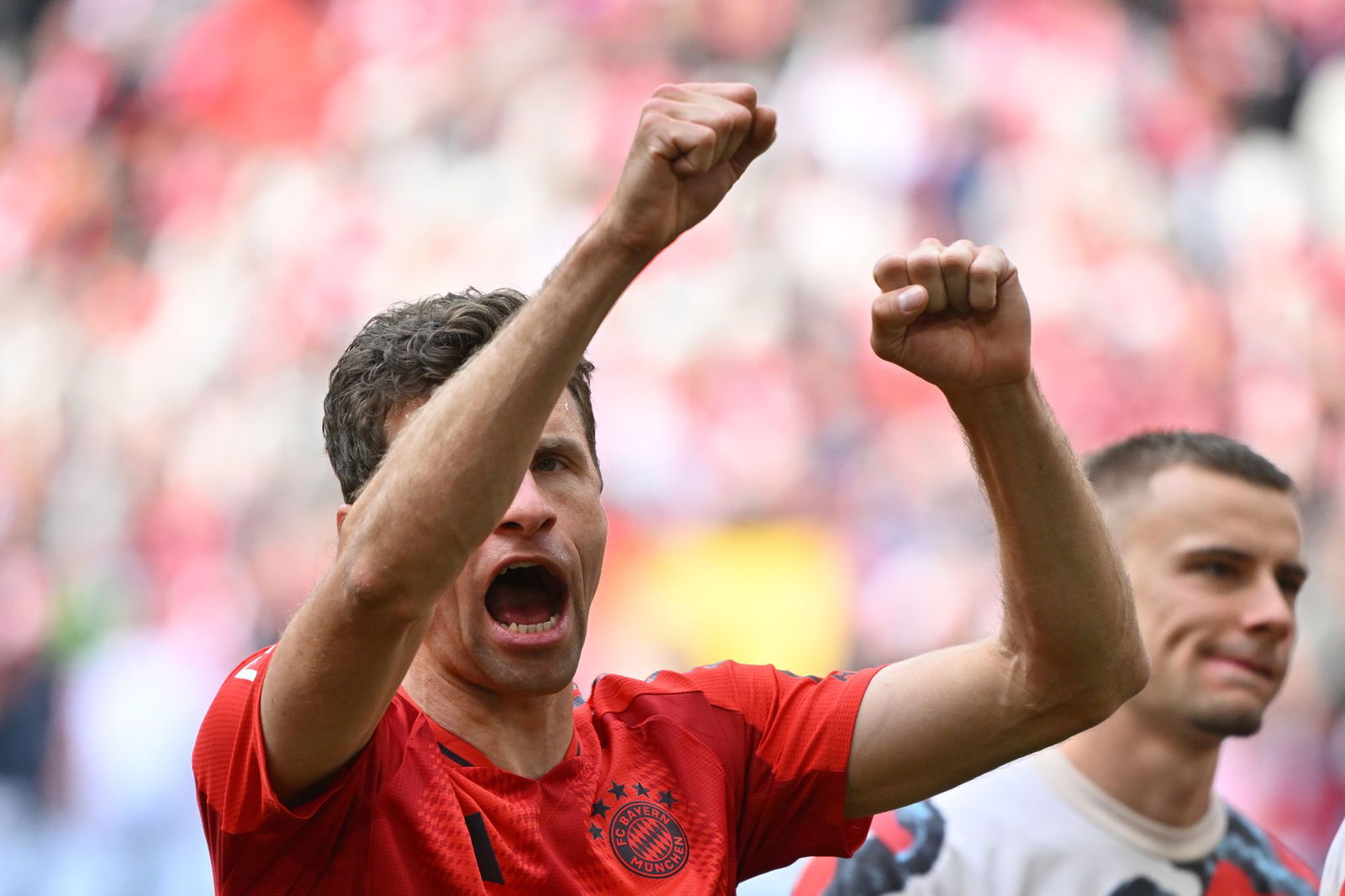 Thomas Müller ließ sich für sein 500. Bundesliga-Spiel feiern.
