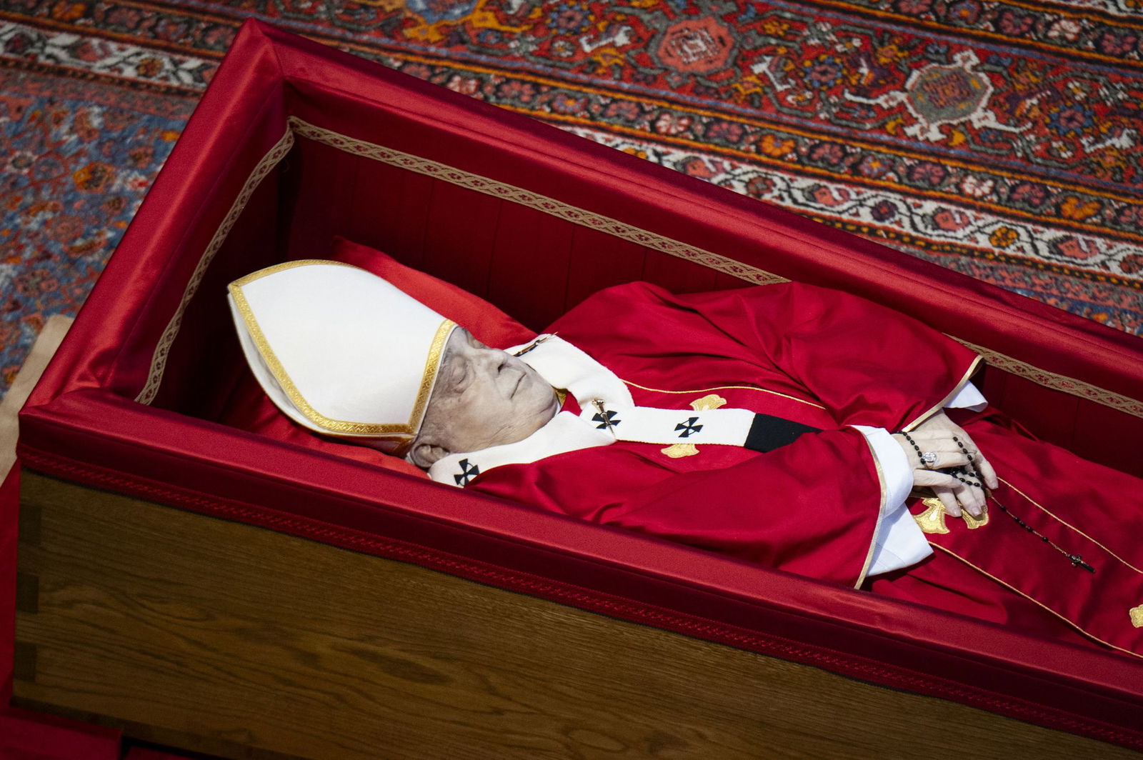 Bis Freitagabend ist der Leichnam des toten Papstes im Petersdom aufgebahrt.