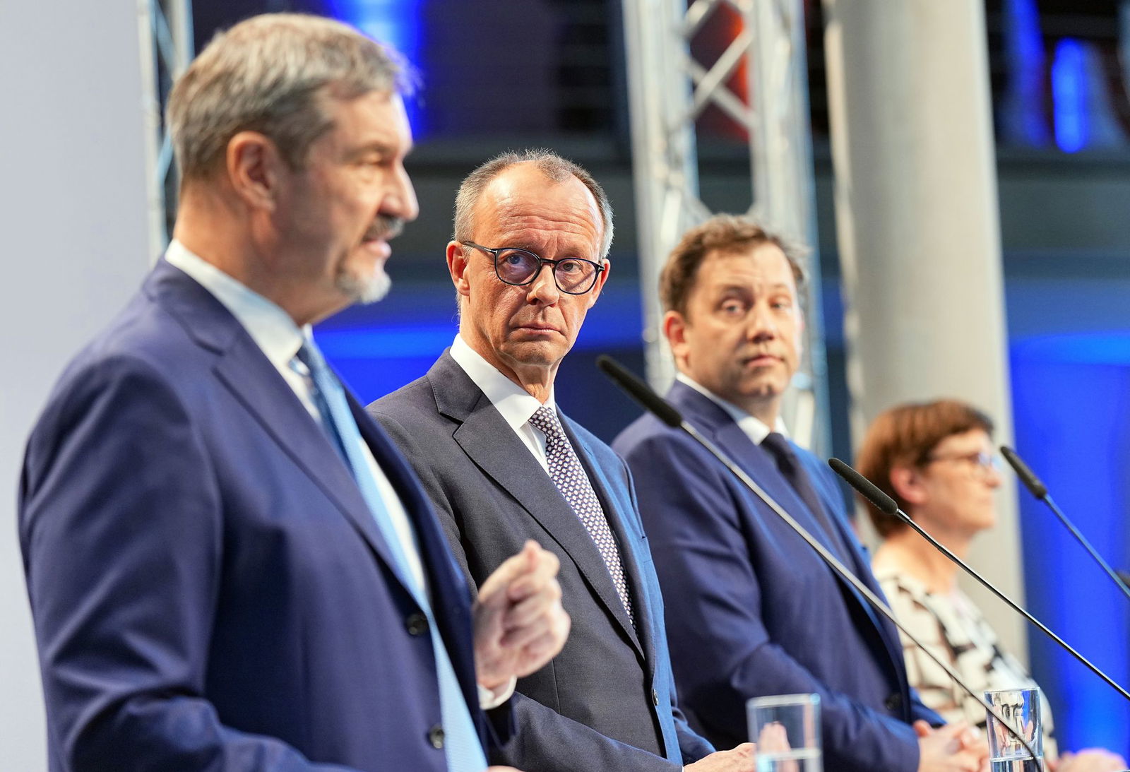 Vor Hunderten von Journalisten und Journalistinnen stellen die vier Parteivorsitzenden die Grundzüge des zwischen ihnen vereinbarten Koalitionsvertrags vor.