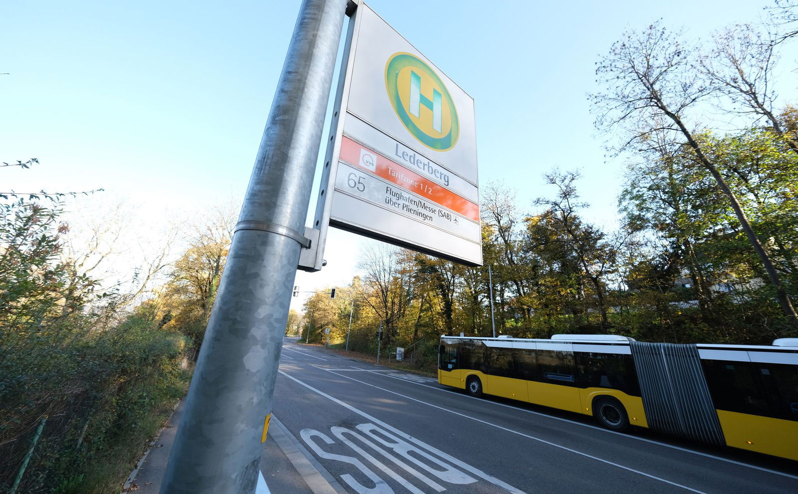 Wegen zu langen Wege zur nächsten Haltestelle präferieren viele das Auto. (Archivbild)