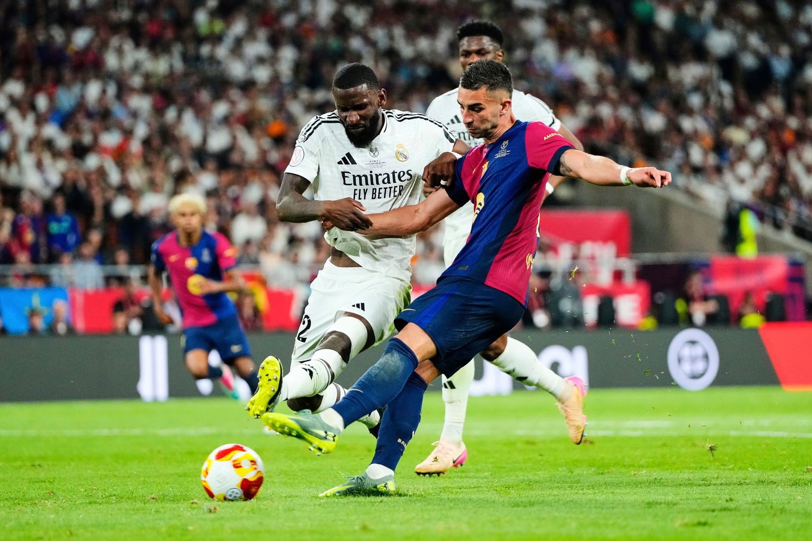 Im Pokalfinale gegen den FC Barcelona leistete sich Antonio Rüdiger (l) einen heftigen Aussetzer.