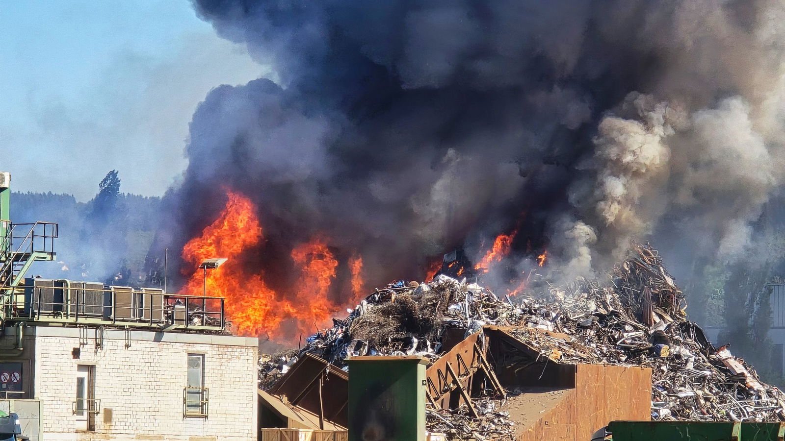 Wegen der starken Rauchentwicklung wurden die Anwohner per Warn-Apps aufgefordert, Fenster und Türen zu schließen. 