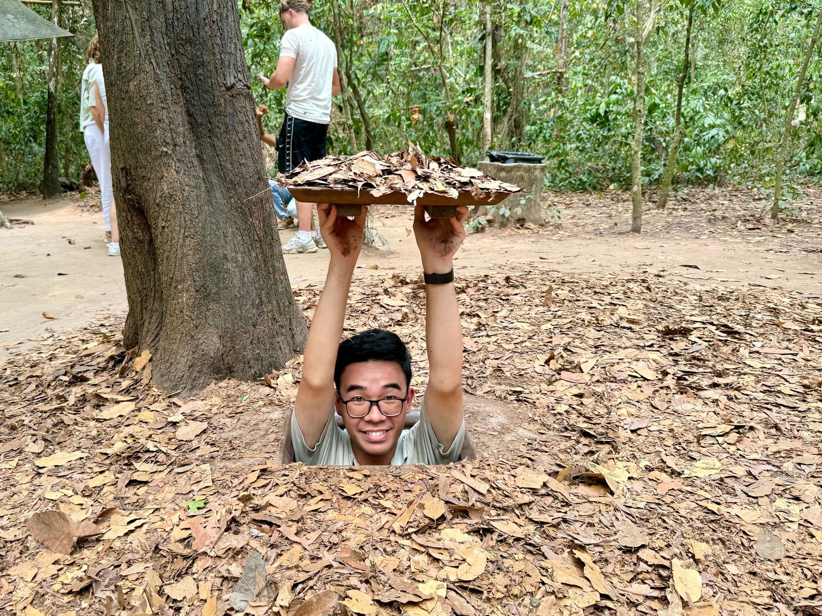 In solch engen Erdlöchern versteckten sich einst Kämpfer des Vietcong.