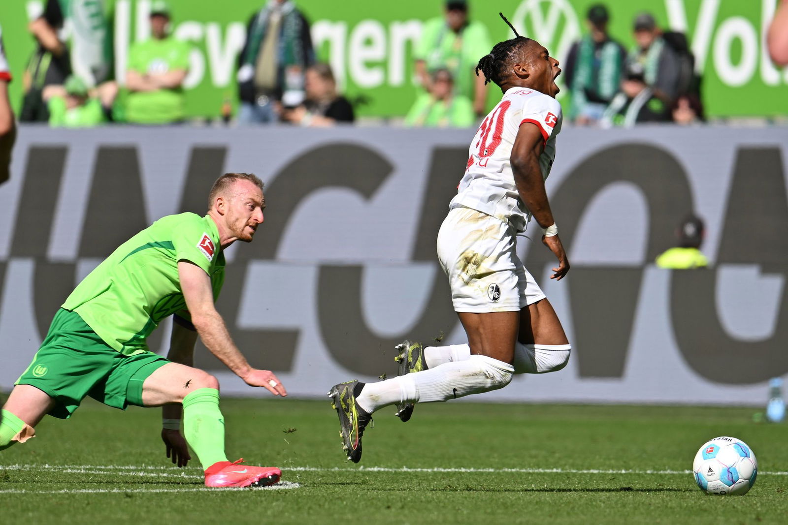 Wolfsburgs Maximilian Arnold foult Freiburgs Junior Adamu und sieht dafür die Rote Karte.