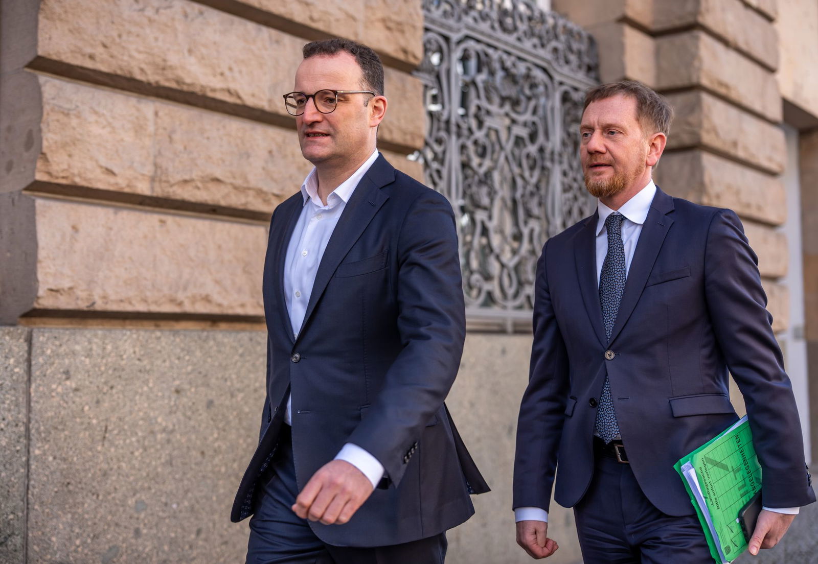 Führende Unionsvertreter sehen bei Koalitionsverhandlungen wachsenden Einigungsdruck durch Turbulenzen in der Weltwirtschaft.