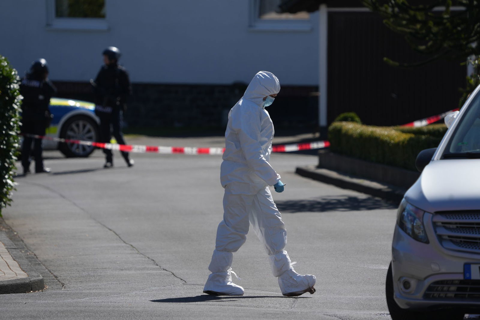 Auch einen Tag nach der Gewalttat von Weitefeld mit drei Toten sind der oder die Täter noch auf der Flucht.