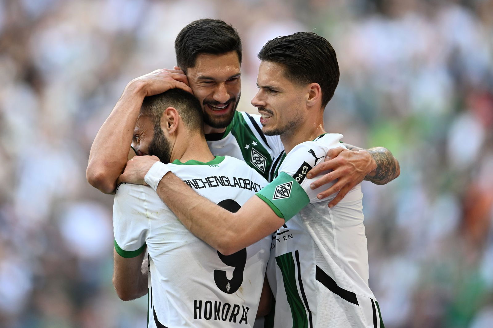 Die Gladbacher bejubeln die Führung. 