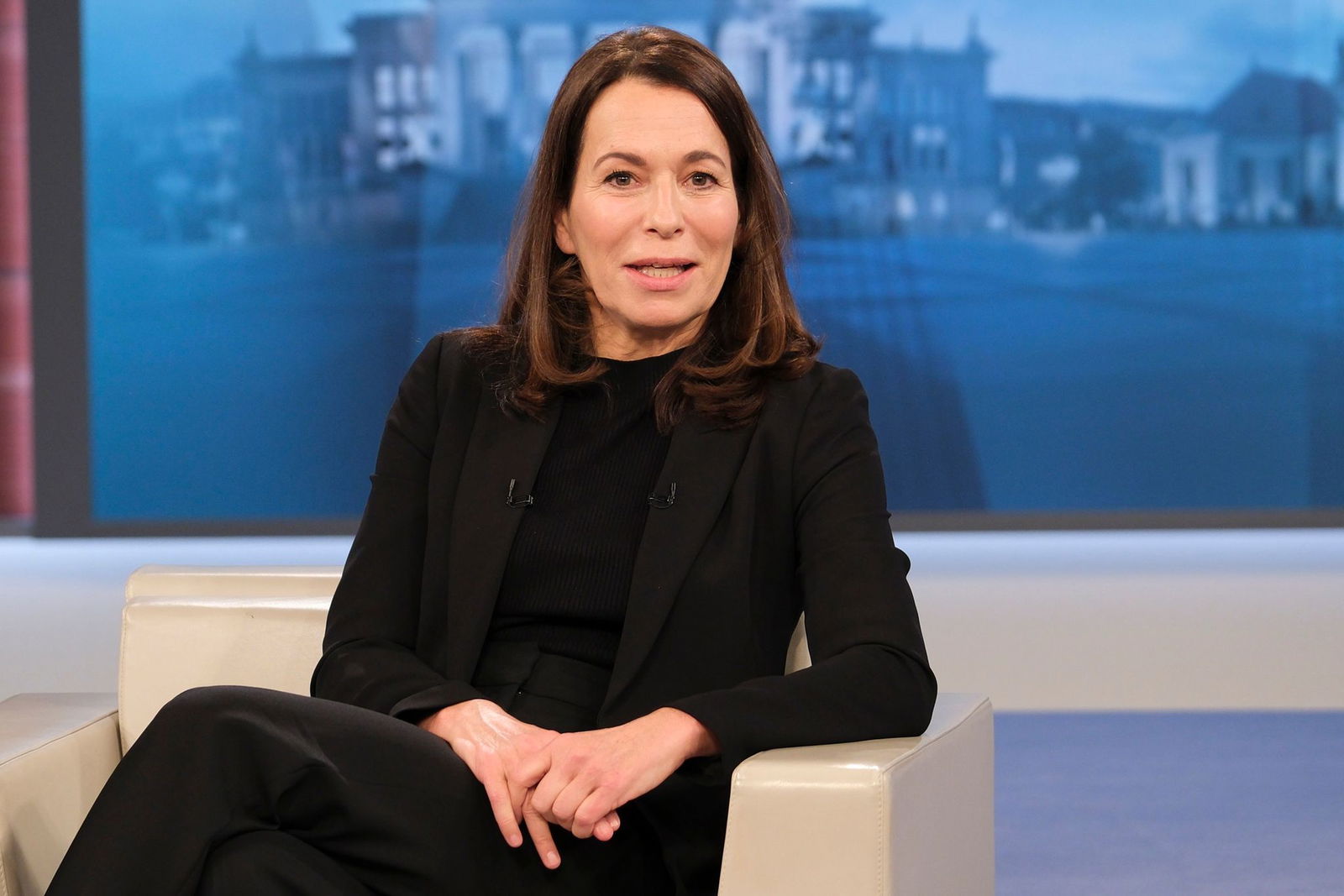 Moderatorin Anne Will genießt weiter jeden Sonntag nicht mehr ins TV-Studio zu müssen. (Archivbild)