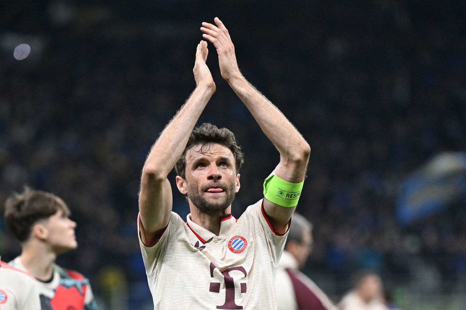 Thomas Müller dankt den mitgereisten Fans nach dem Bayern-Aus für die lautstarke Unterstützung.