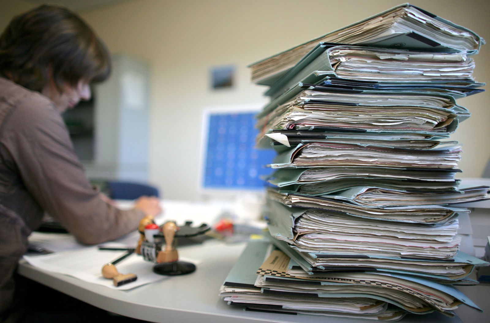 Fachkräftemangel verlängert die Bearbeitungszeiten in den Behörden erheblich. (Symbolbild)