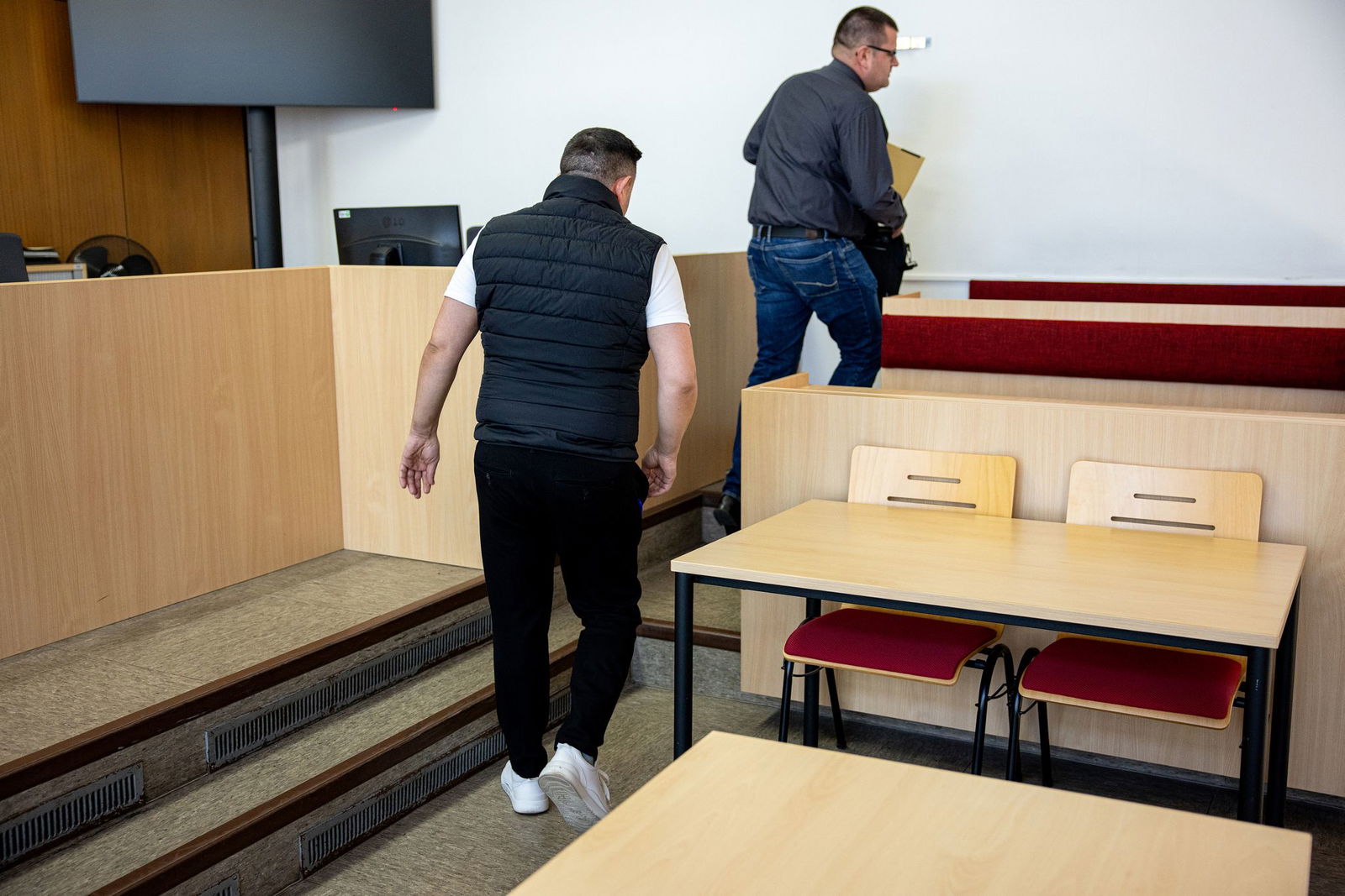 Nach einem tödlichen Unfall mit zwei E-Scooter-Fahrern muss sich der angeklagte Autofahrer (l.) vor dem Amtsgericht verantworten. Im Prozess wegen fahrlässiger Tötung wird er von Rechtsanwalt Daniel Schmitz (r.) vertreten. 