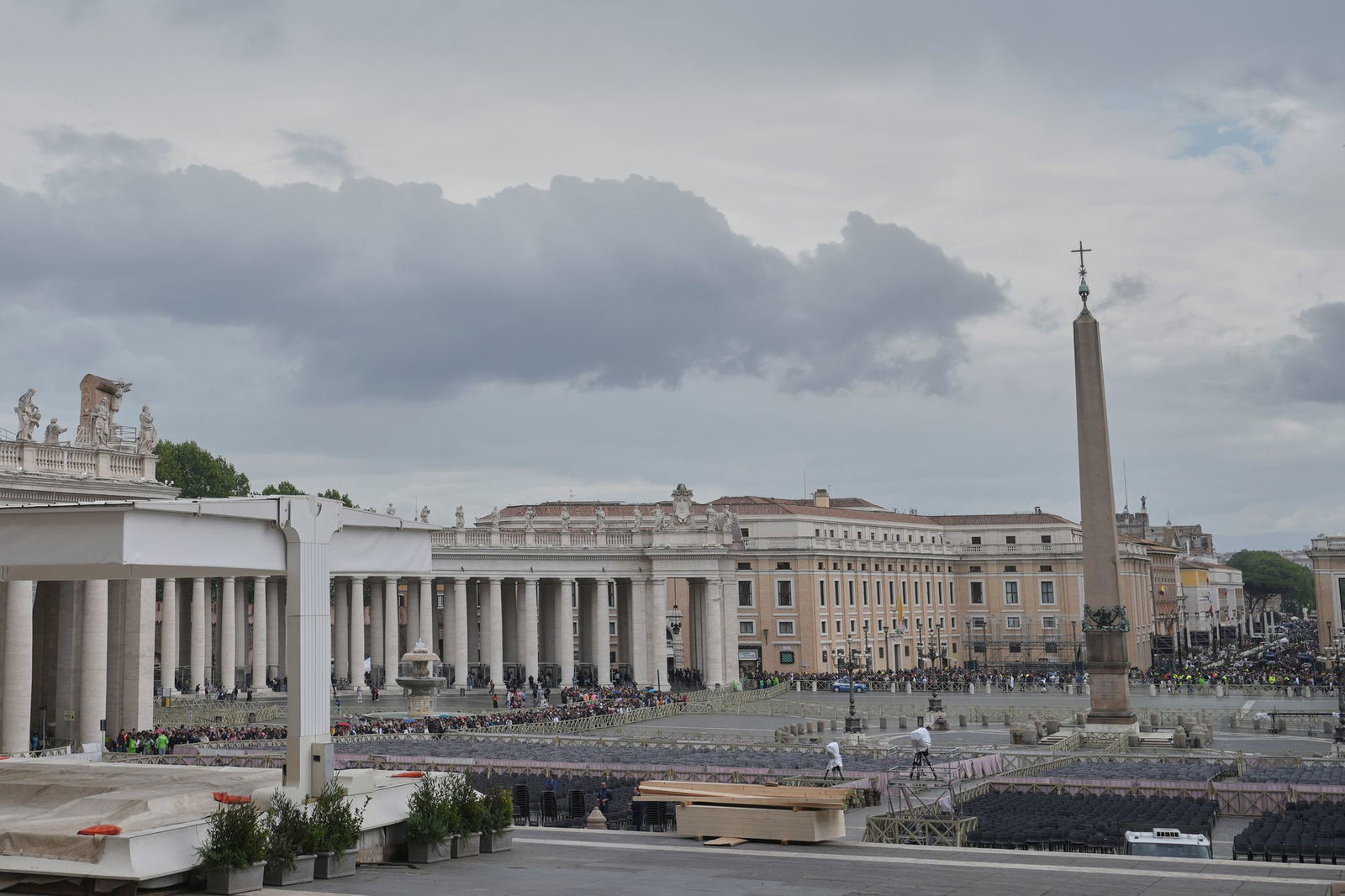 Auf dem Petersplatz laufen die Vorbereitungen für das Trauer-Requiem.
