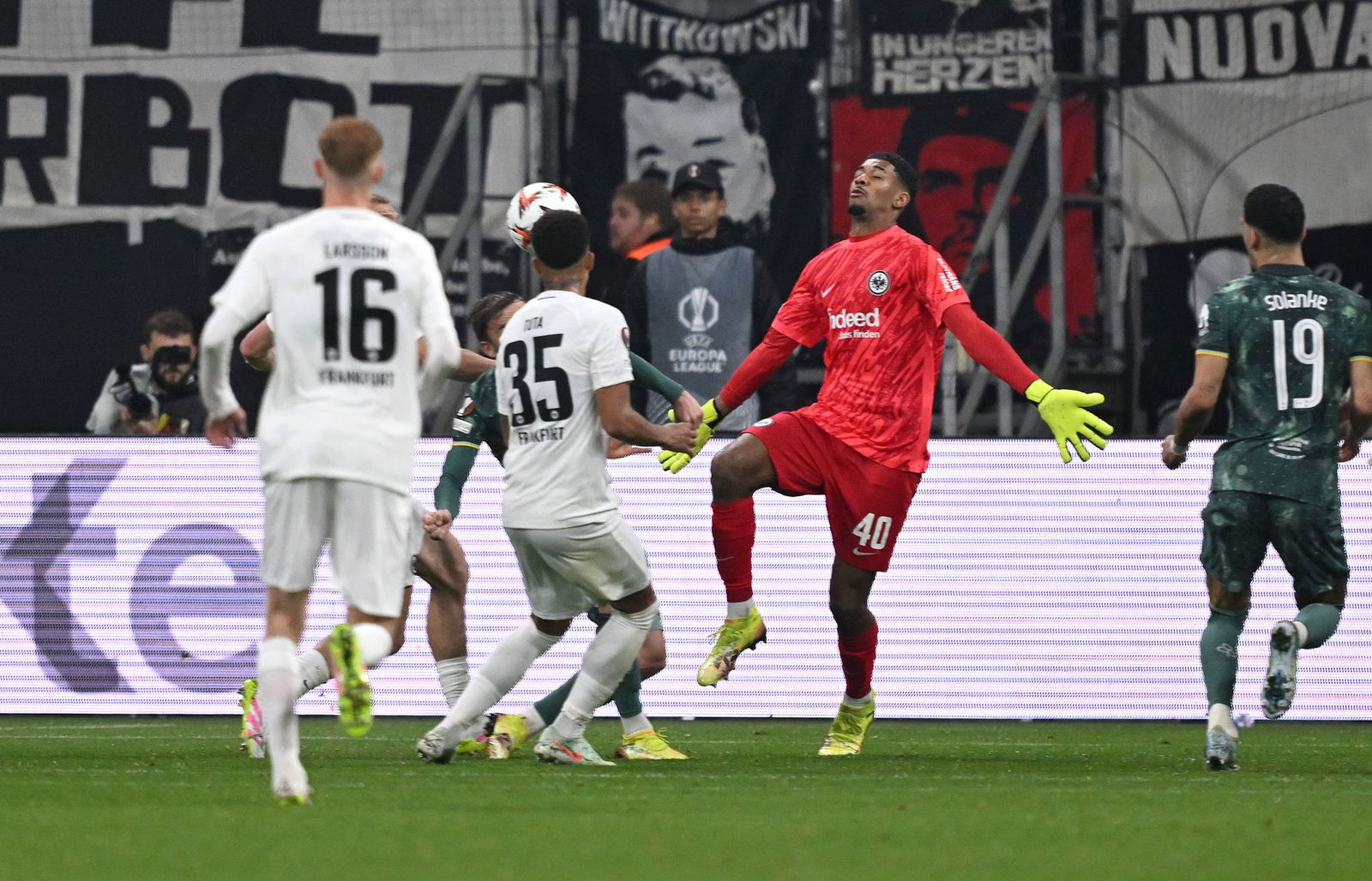 Heikle Szene: Santos stürmt aus dem Tor und stoppt Maddison.