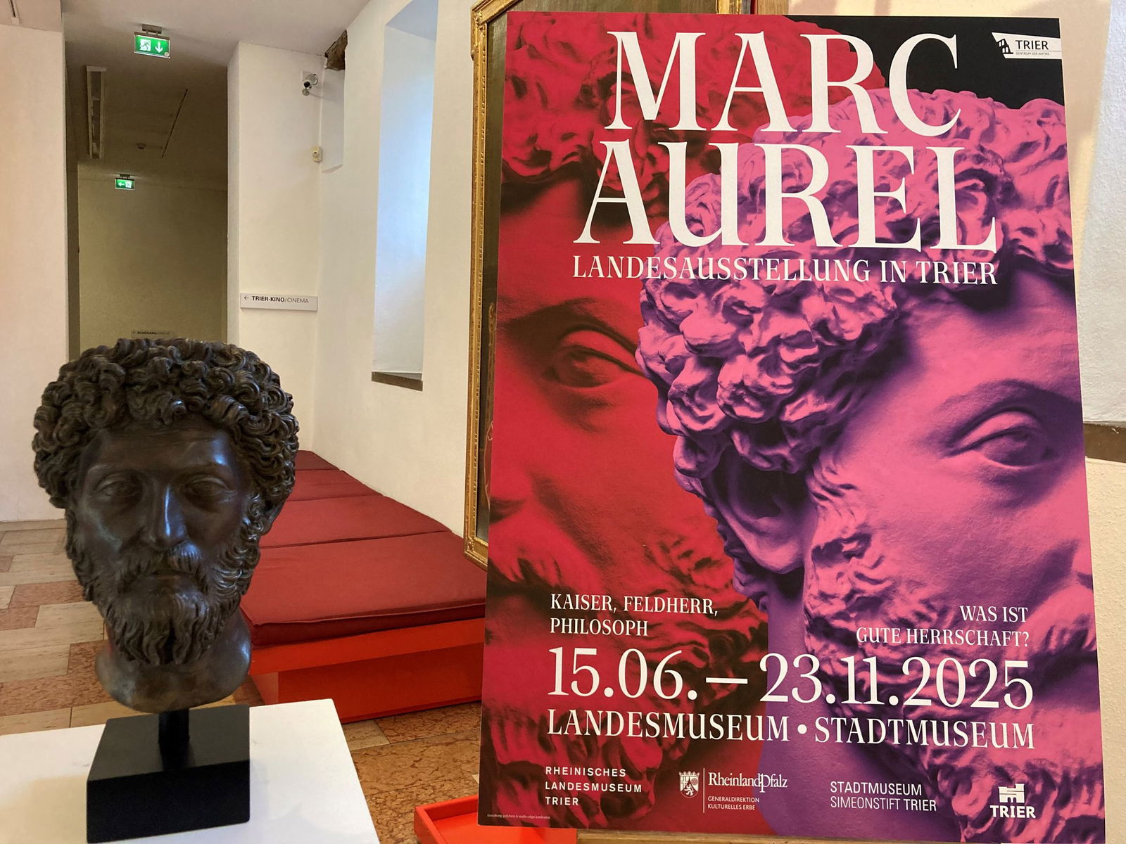 Die Replik eines Porträts des römischen Kaisers Marc Aurel und ein Plakat weisen auf die rheinland-pfälzische Landesausstellung «Marc Aurel» hin. (Archivfoto)
