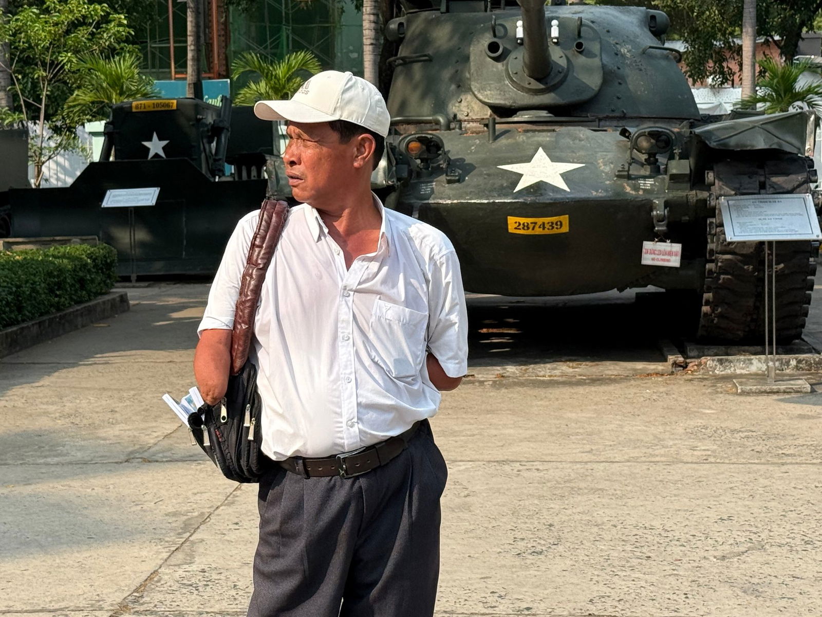 Der 56-jährige Hui hat schon als Kind durch eine Mine aus dem Krieg beide Arme und ein Bein verloren.