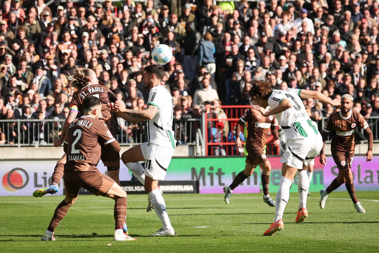 Mönchengladbachs Ko Itakura (r) trifft zum 1:0 für die Borussia.