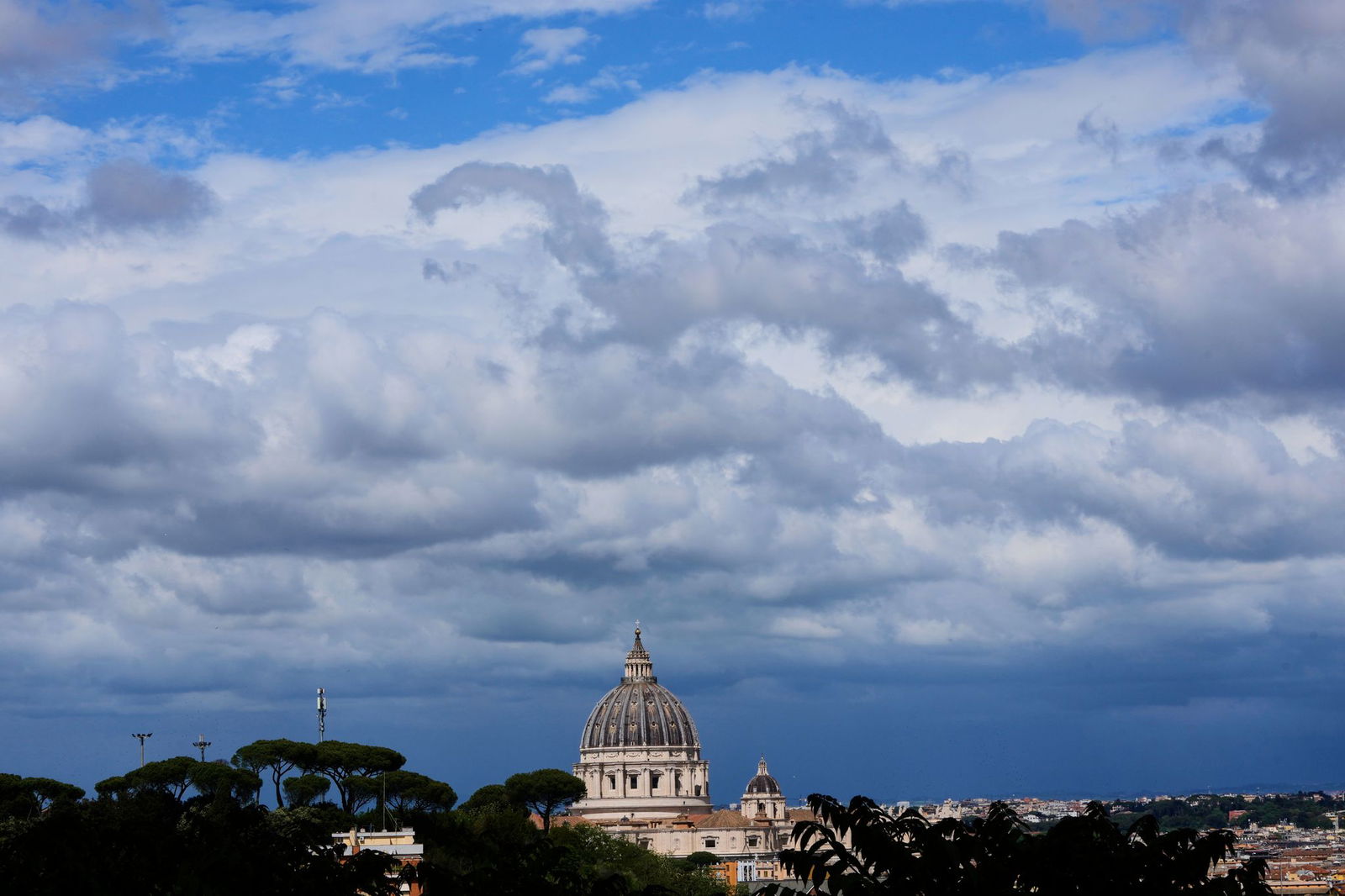 Vor dem Petersdom werden am Samstag die Trauerfeierlichkeiten beginnen.