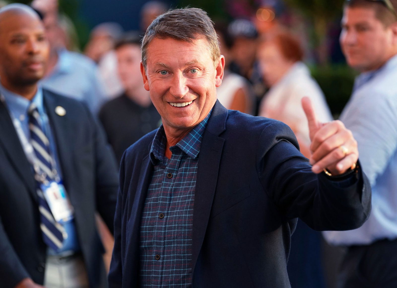 Kanadas Eishockey-Legende Wayne Gretzky drückt Alexander Owetschkin die Daumen.