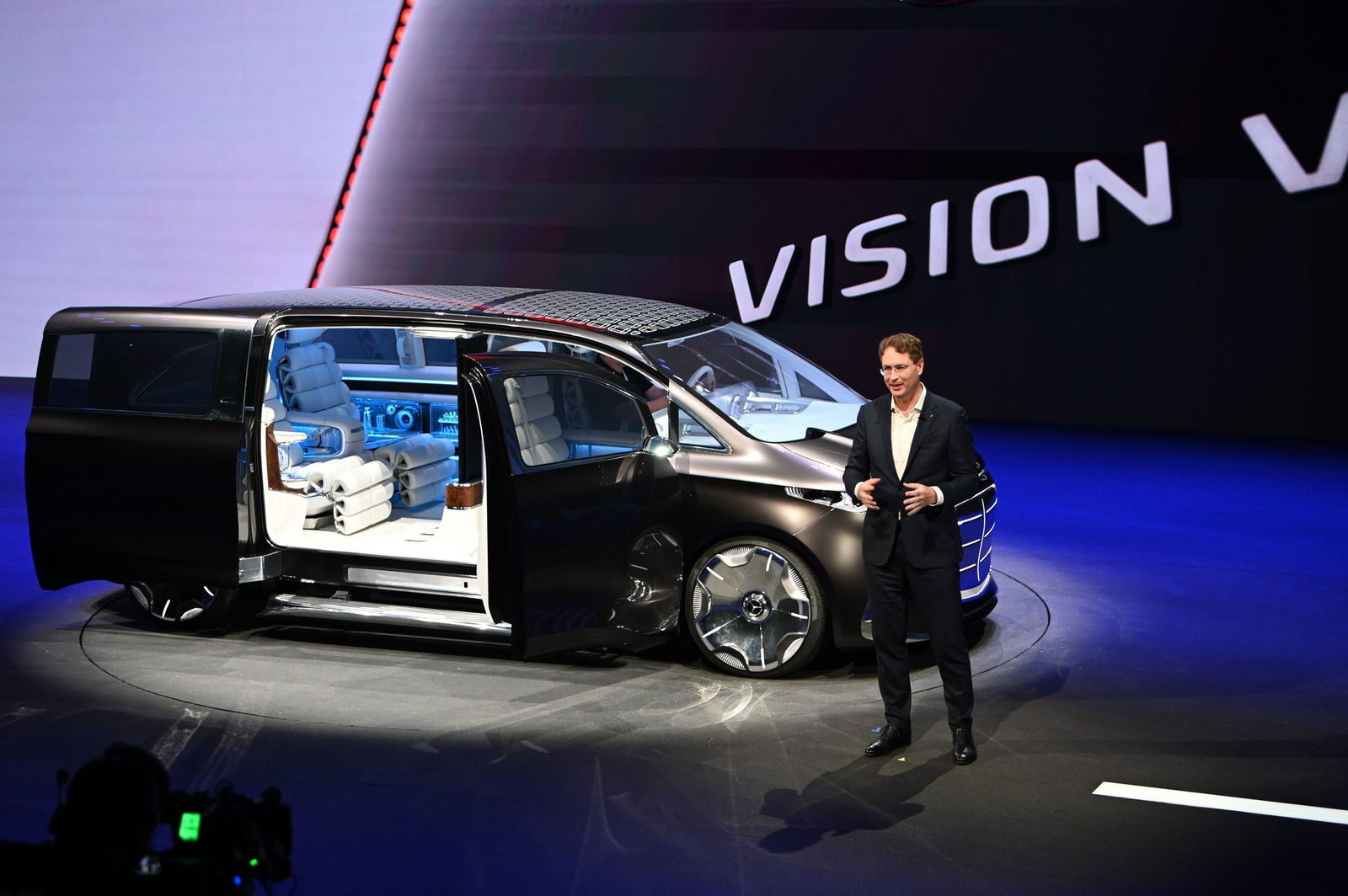 Mercedes Chef Ola Källenius vor dem Vision V - der Wagen soll ein Blick in die Zukunft von Vans der Marke Mercedes sein.