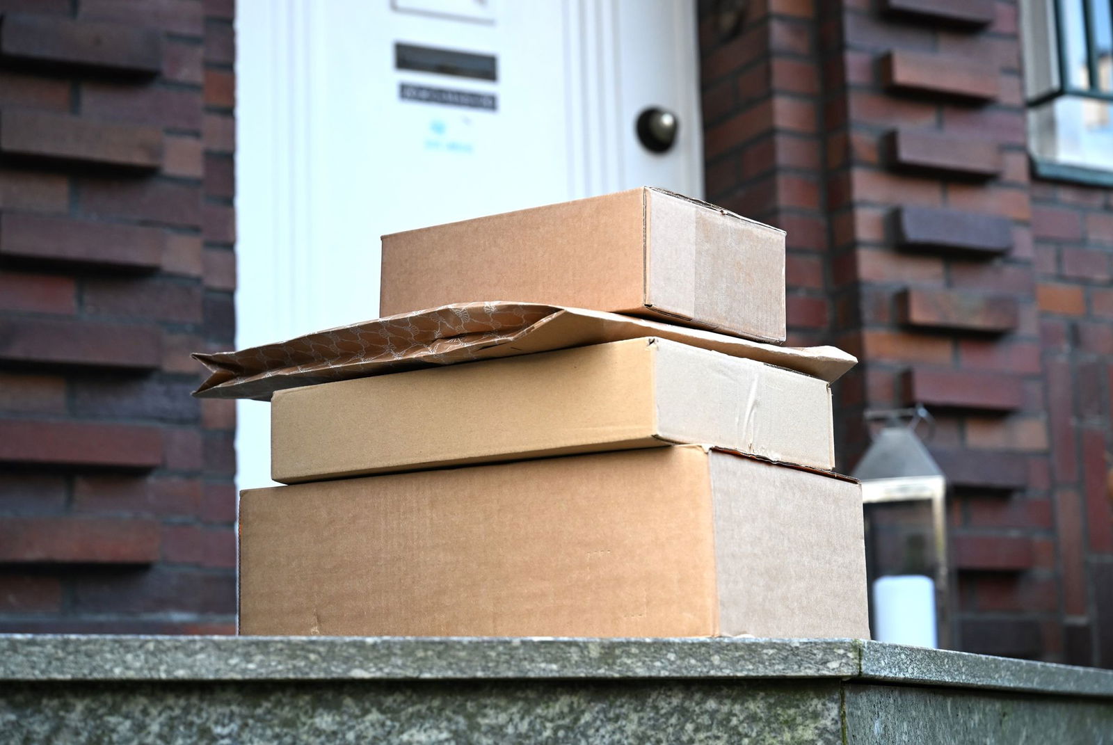 Wegen einem verdächtigen Paket hat die Polizei einen größeren Einsatz ausgelöst (Symbolbild)