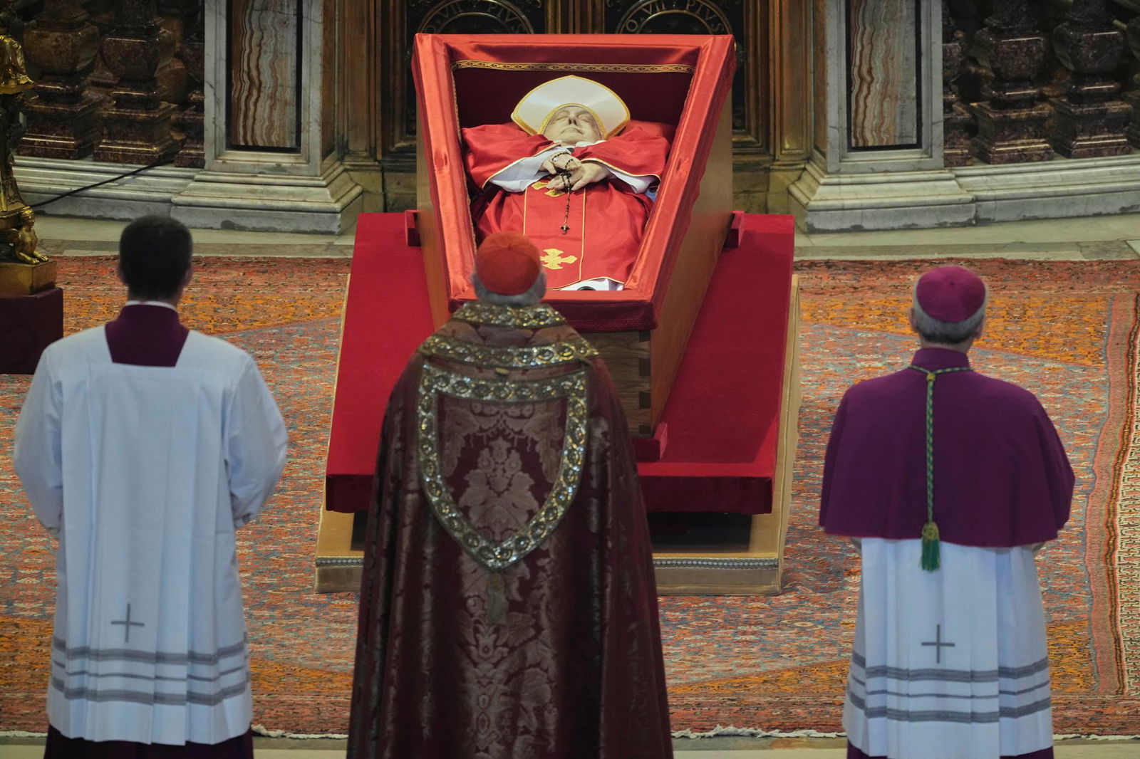Bis Freitagabend ist Franziskus im Petersdom aufgebahrt.