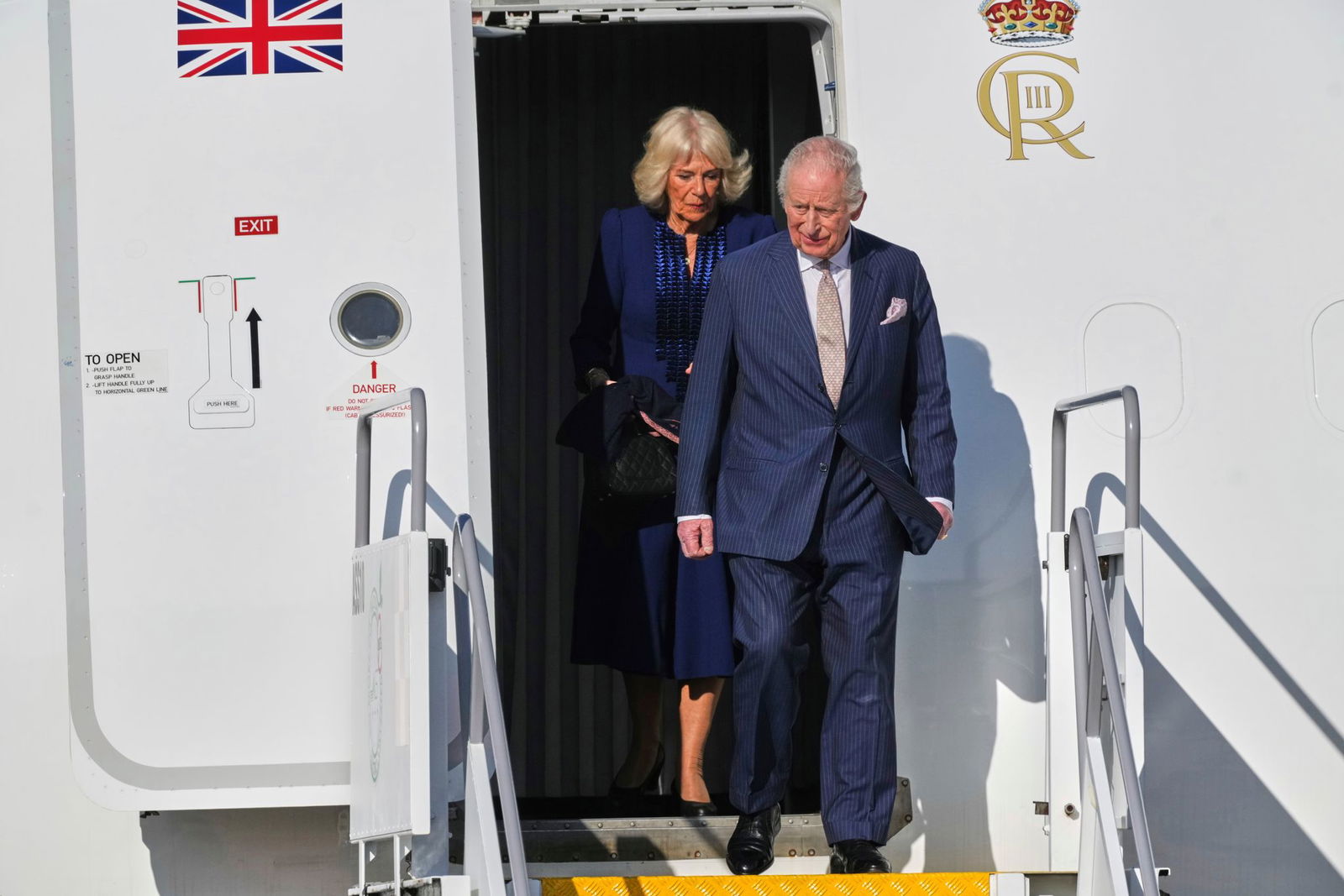 Das Königspaar feiert während der Reise auch seinen 20. Hochzeitstag.