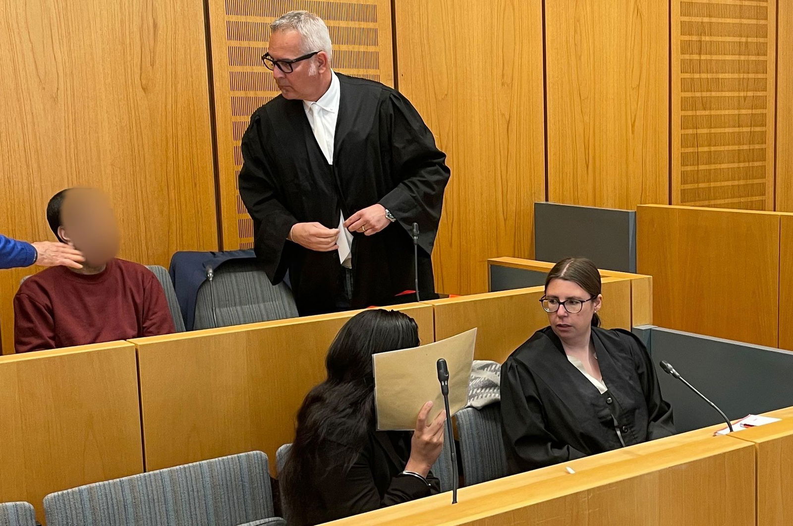 13 Verhandlungstage lang saßen die beiden Angeklagten hintereinander im Gerichtssaal, tauschten so gut wie keine Blicke aus. 