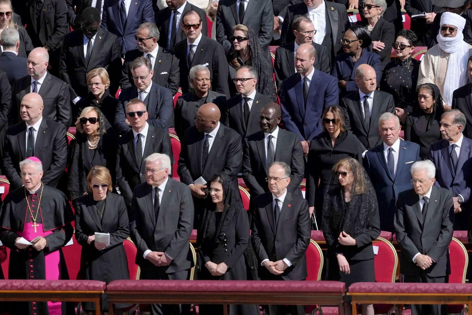 Prinz William steht neben Olaf Scholz.