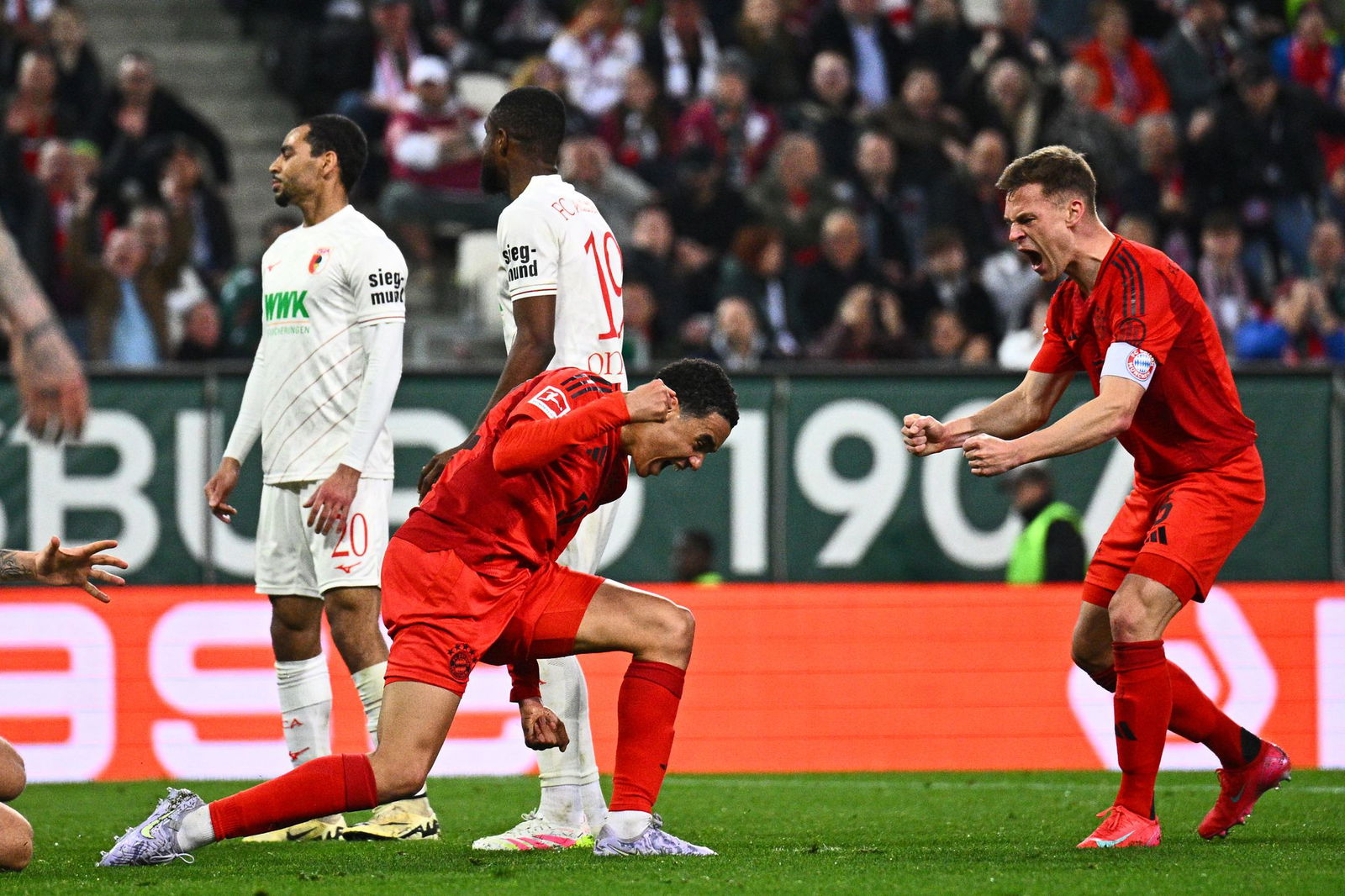 Jamal Musiala bejubelt seinen Treffer zum 1:1. Später muss er verletzt raus.