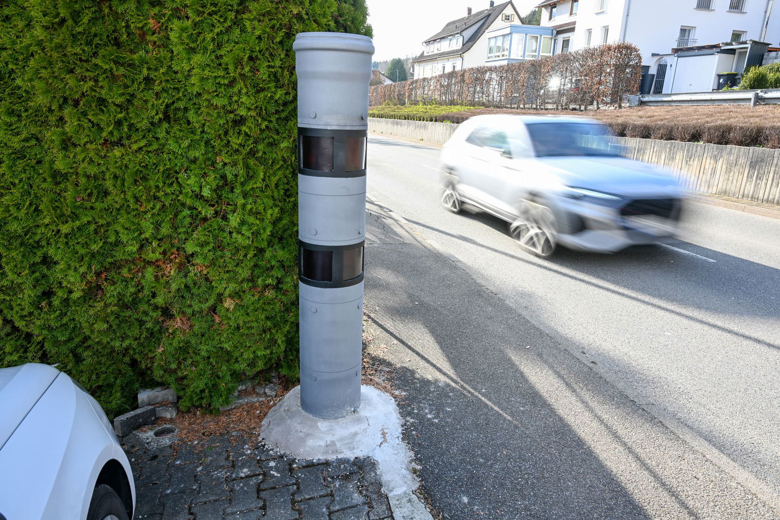 Der Fake-Blitzer, bevor er auf Anordnung der Polizei verhüllt wurde. (Foto-Archiv)