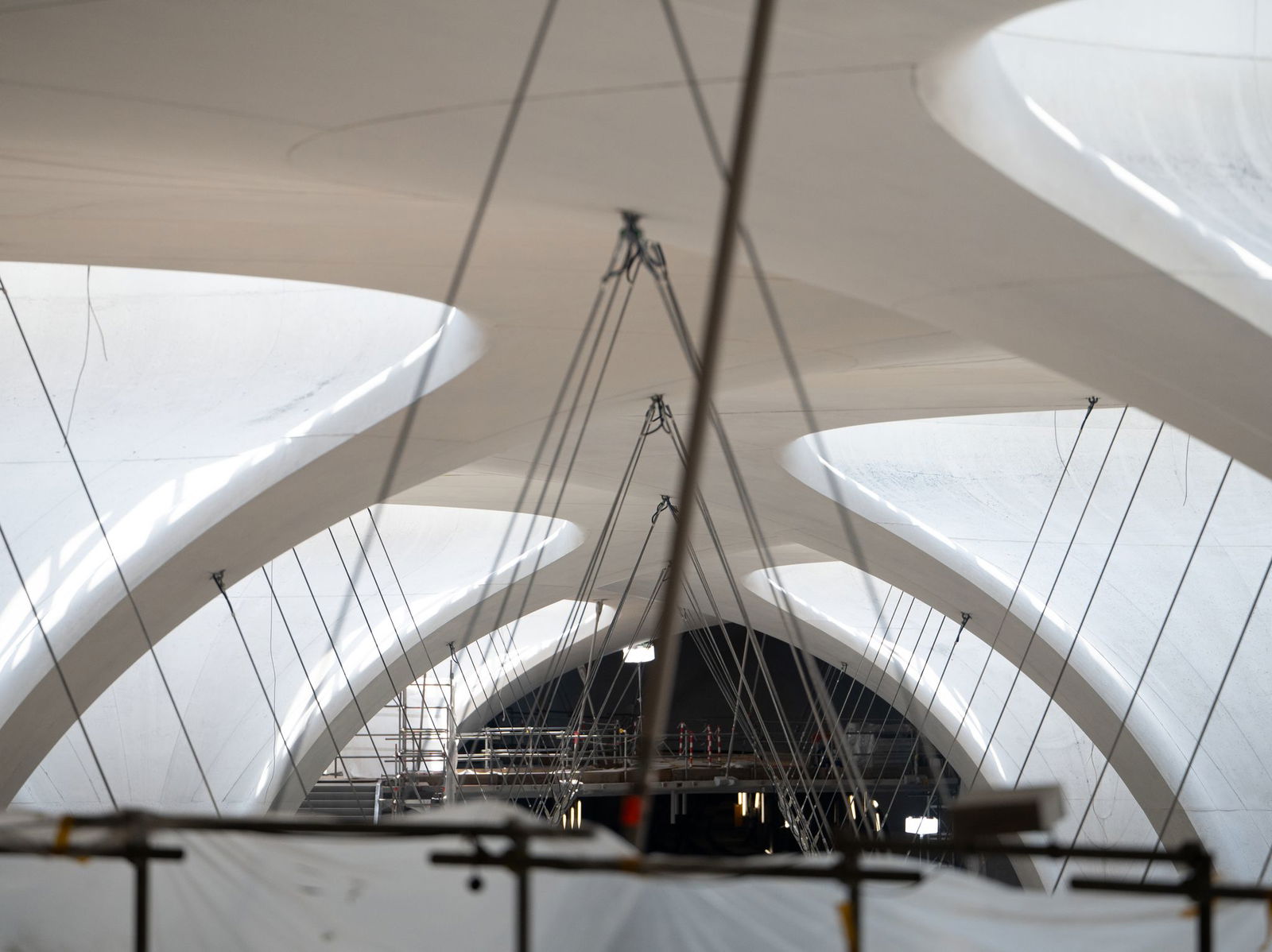 Die Verteilerstege oberhalb der Gleise sind am Bahnhofsdach befestigt. 