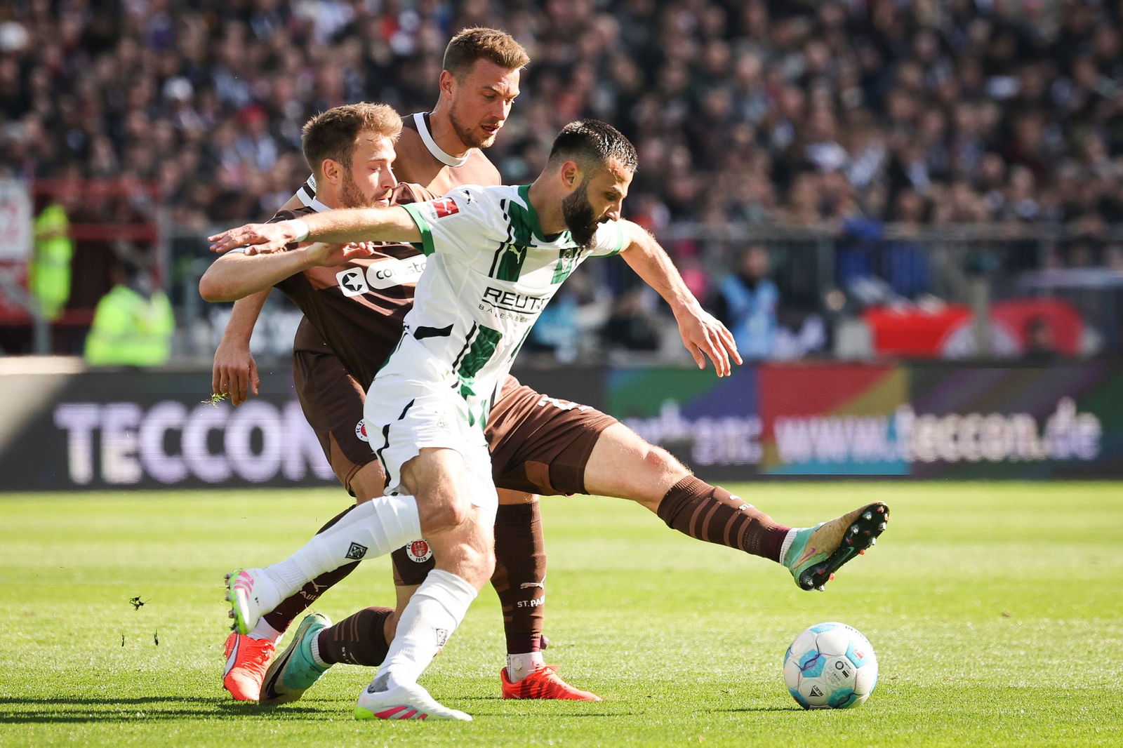 Möchengladbachs Franck Honorat (vorn) behauptet den Ball gegen die Hamburger Lars Ritzka (l) und Hauke Wahl.