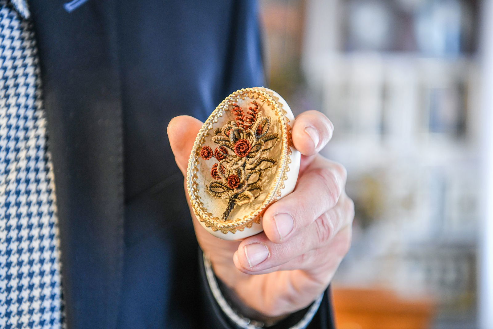 Der gebürtige Bayer verziert seit Jahrzehnten Ostereier mit Haaren. 