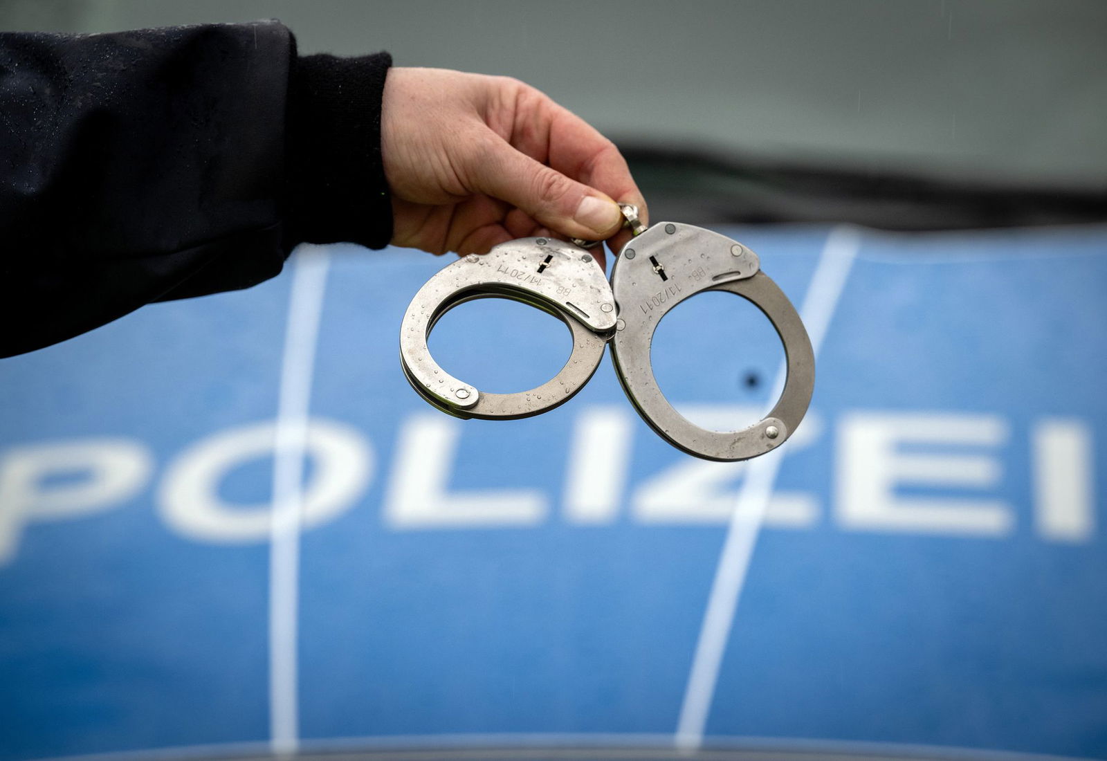 Die Polizei hat einen 26-Jährigen festgenommen, der für eine Reihe von Diebstählen aus unverschlossenen Fahrzeugen verantwortlich sein soll. (Symbolbild)