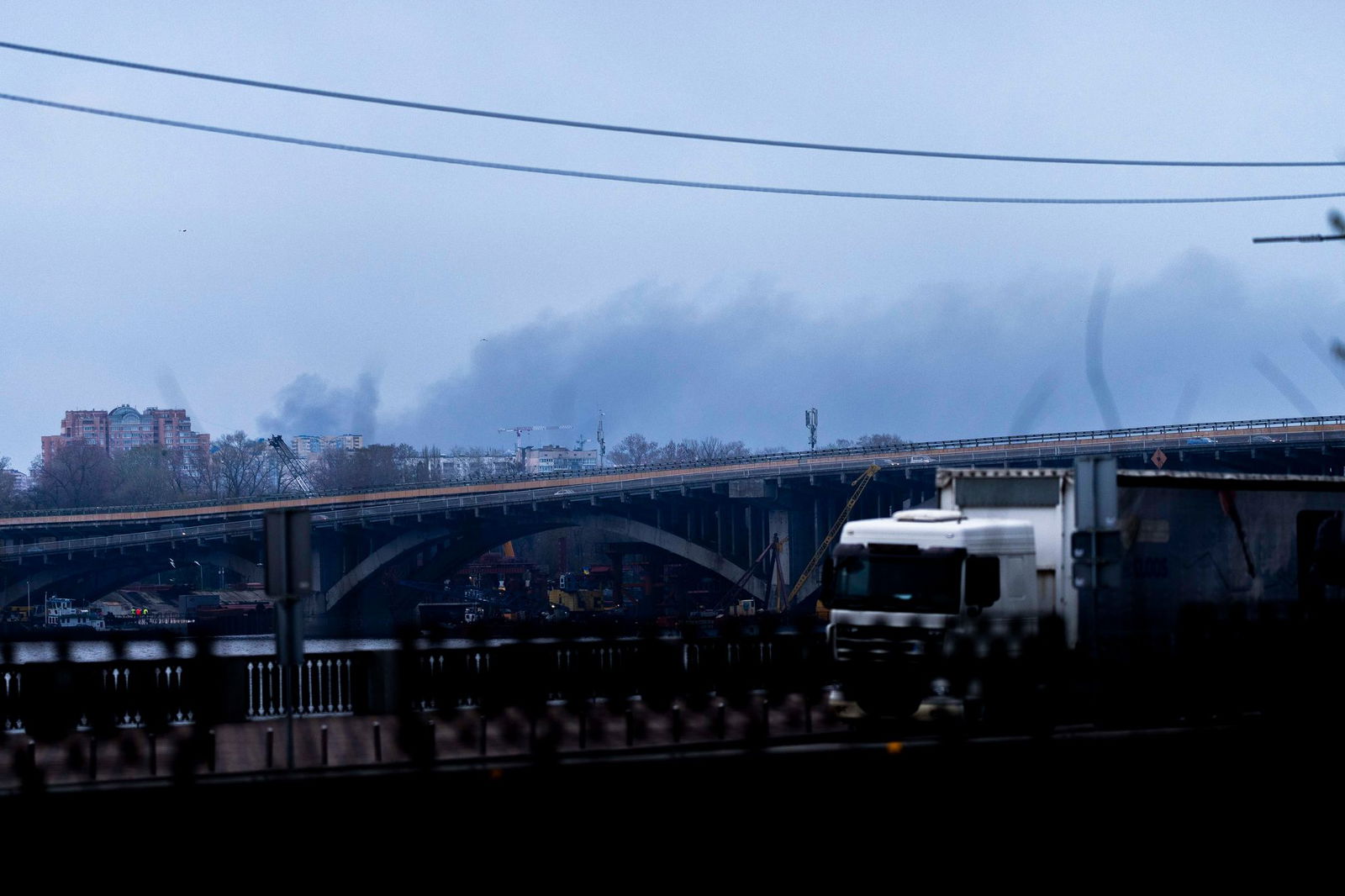 In der Nacht ist Kiew erneut unter Beschuss gekommen. 