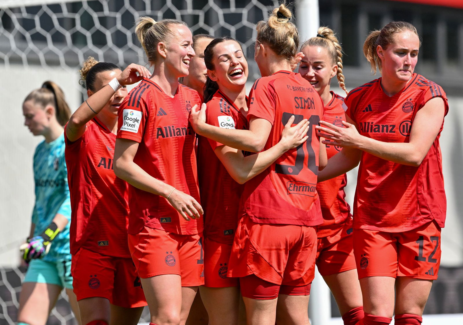 Auf zum Titel: Die Bayern-Frauen freuen sich über das 1:0 durch Lea Schüller (2.v.l.).