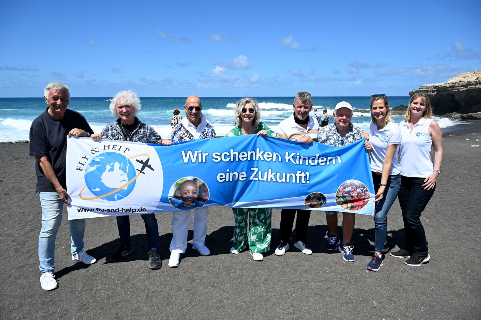 FLY & HELP Charity-Reise Stars am Strand
