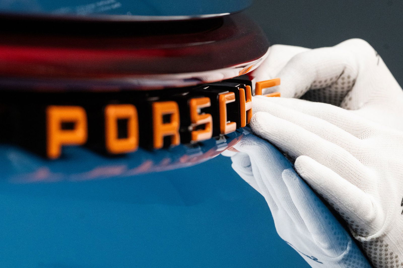 Die Familien Porsche und Piëch hatten sich 2022 auch eine Sperrminorität beim Sportwagenbauer Porsche gesichert. (Archivbild)