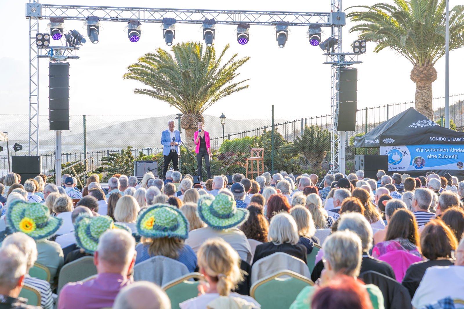 FLY & HELP Charity-Reise Bühne