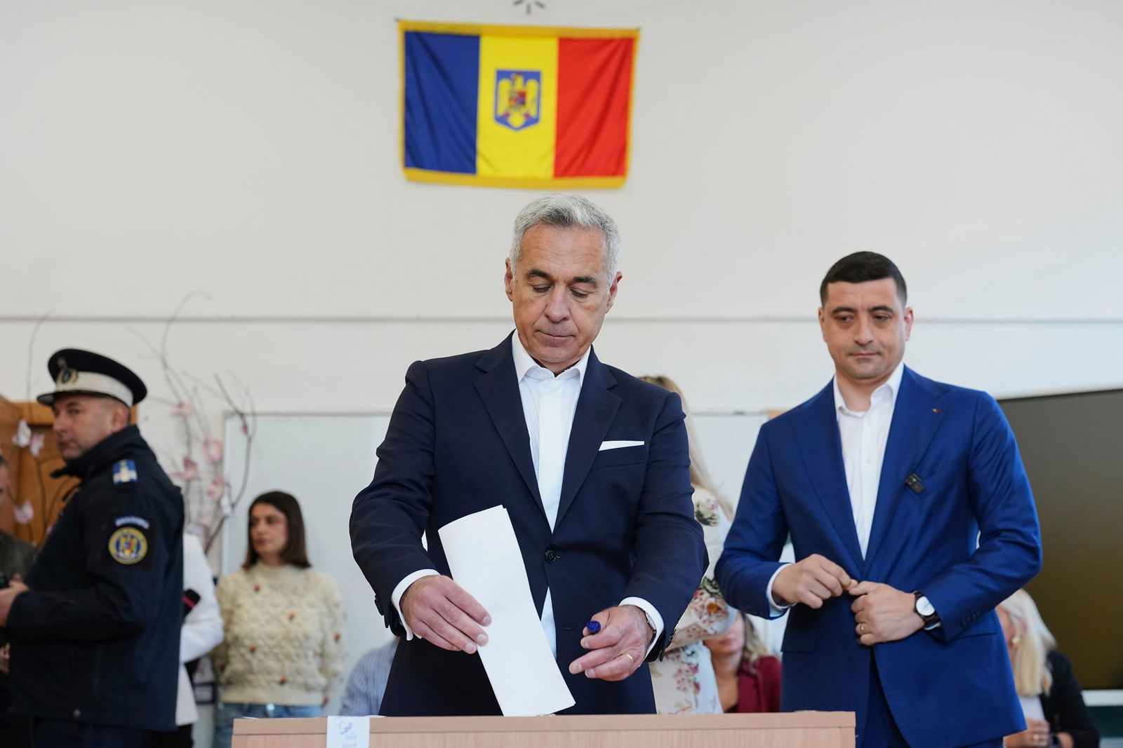 Der Kremlfreund Calin Georgescu, Gewinner der ersten Runde der annullierten Wahlen im letzten Jahr, gibt seine Stimme neben seinem politischen Schützling dem Präsidentschaftskandidaten George Simion (r) in der zweiten Runde der Wiederholung der Präsident…