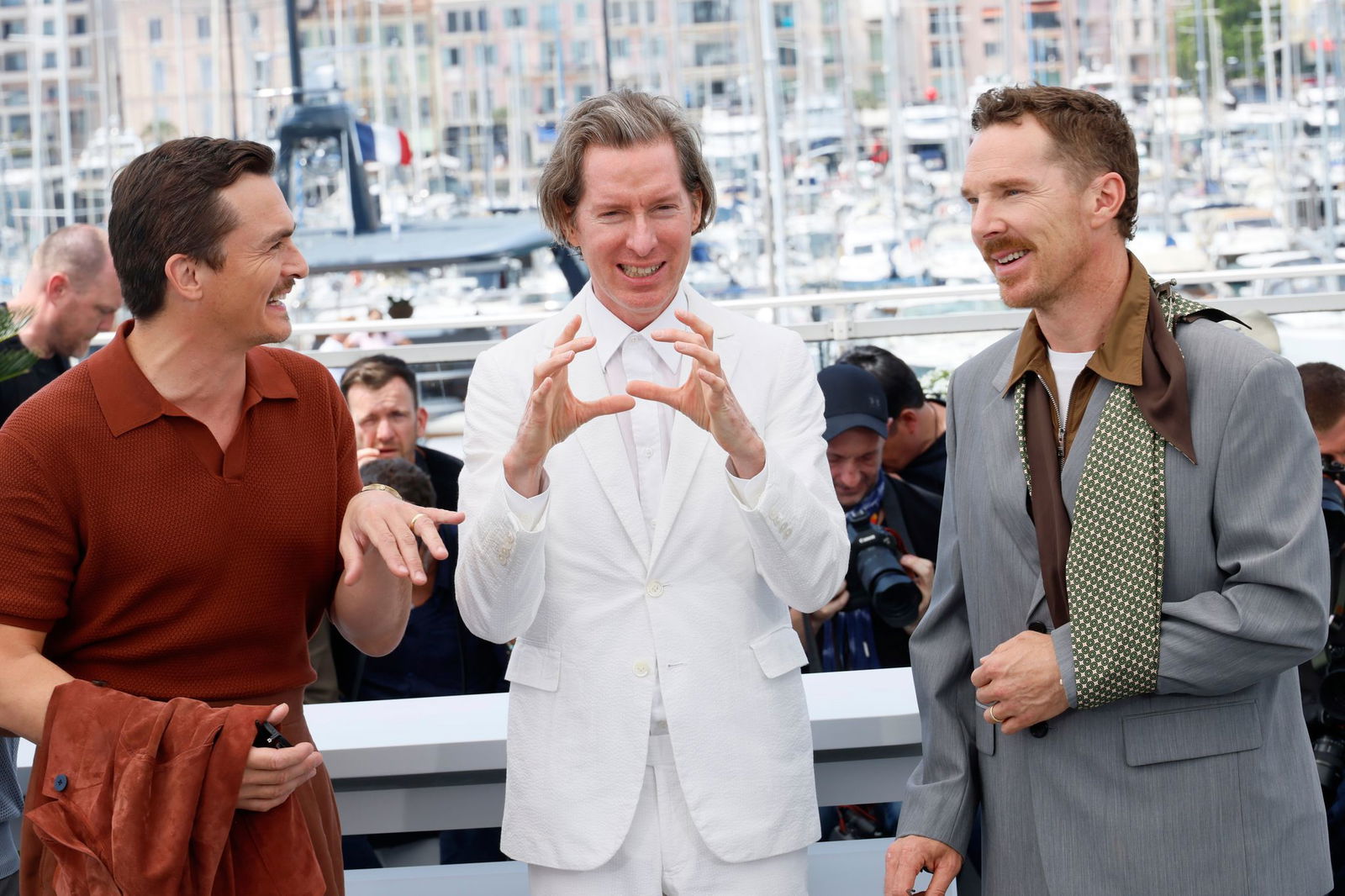 Wes Anderson (M.) mit Teilen des Schauspiel-Casts: Rupert Friend (l) und Benedict Cumberbatch. (Archivbild)