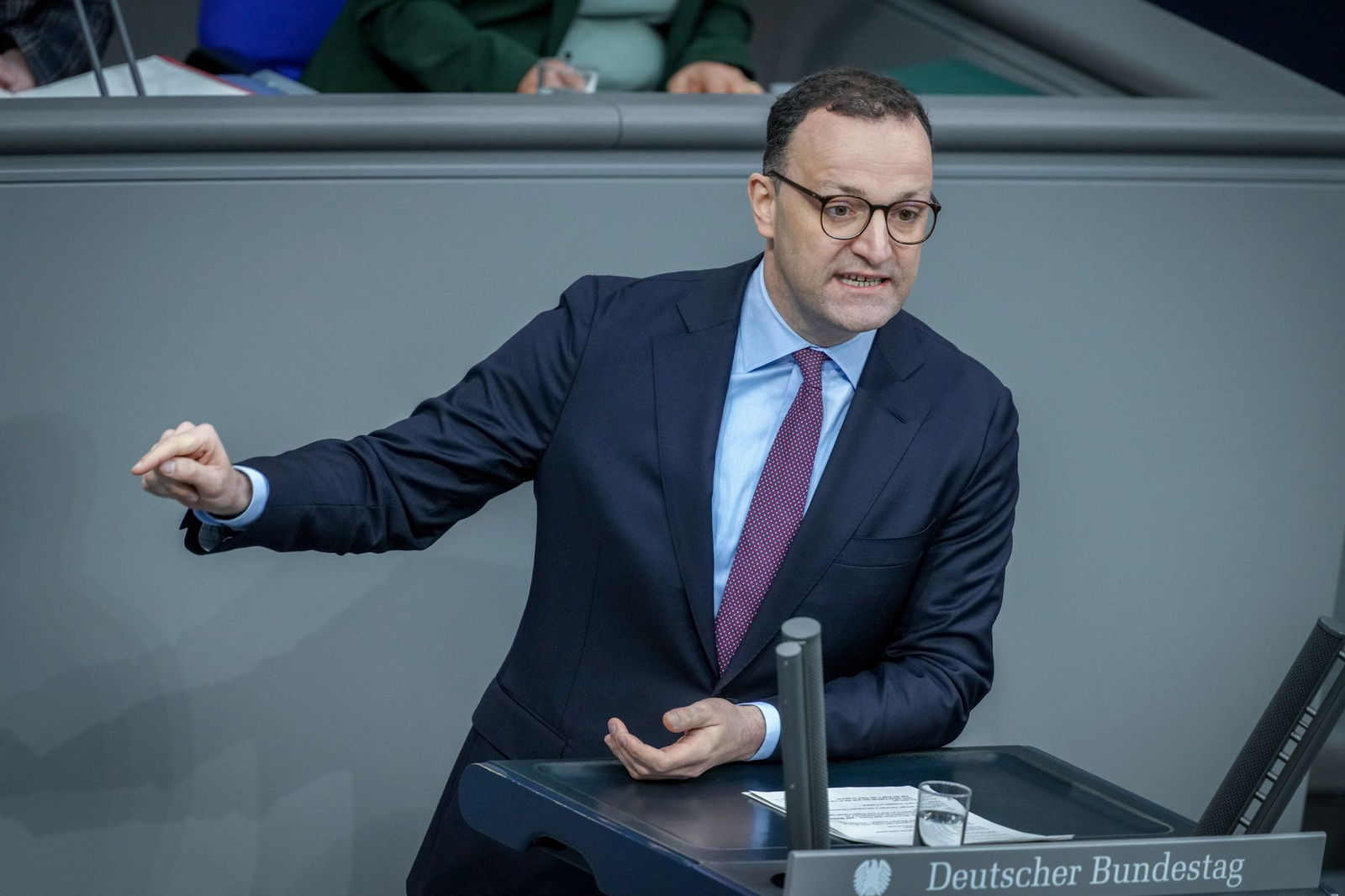 Der 44 Jahre alte Ex-Gesundheitsminister Jens Spahn ist neuer Vorsitzender der Unionsfraktion im Bundestag. Er gilt als ausgesprochen machtbewusst. In der neuen Funktion hat der Mann aus dem Münsterland eine Schlüsselrolle für einen künftigen Kanzler Mer…