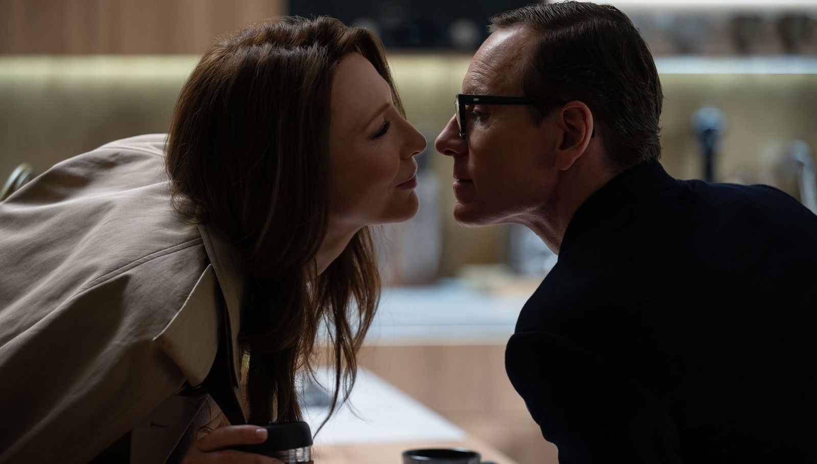 Cate Blanchett als Kathryn St. Jean und Michael Fassbender als George Woodhouse in einer Szene des Films «Black Bag».
