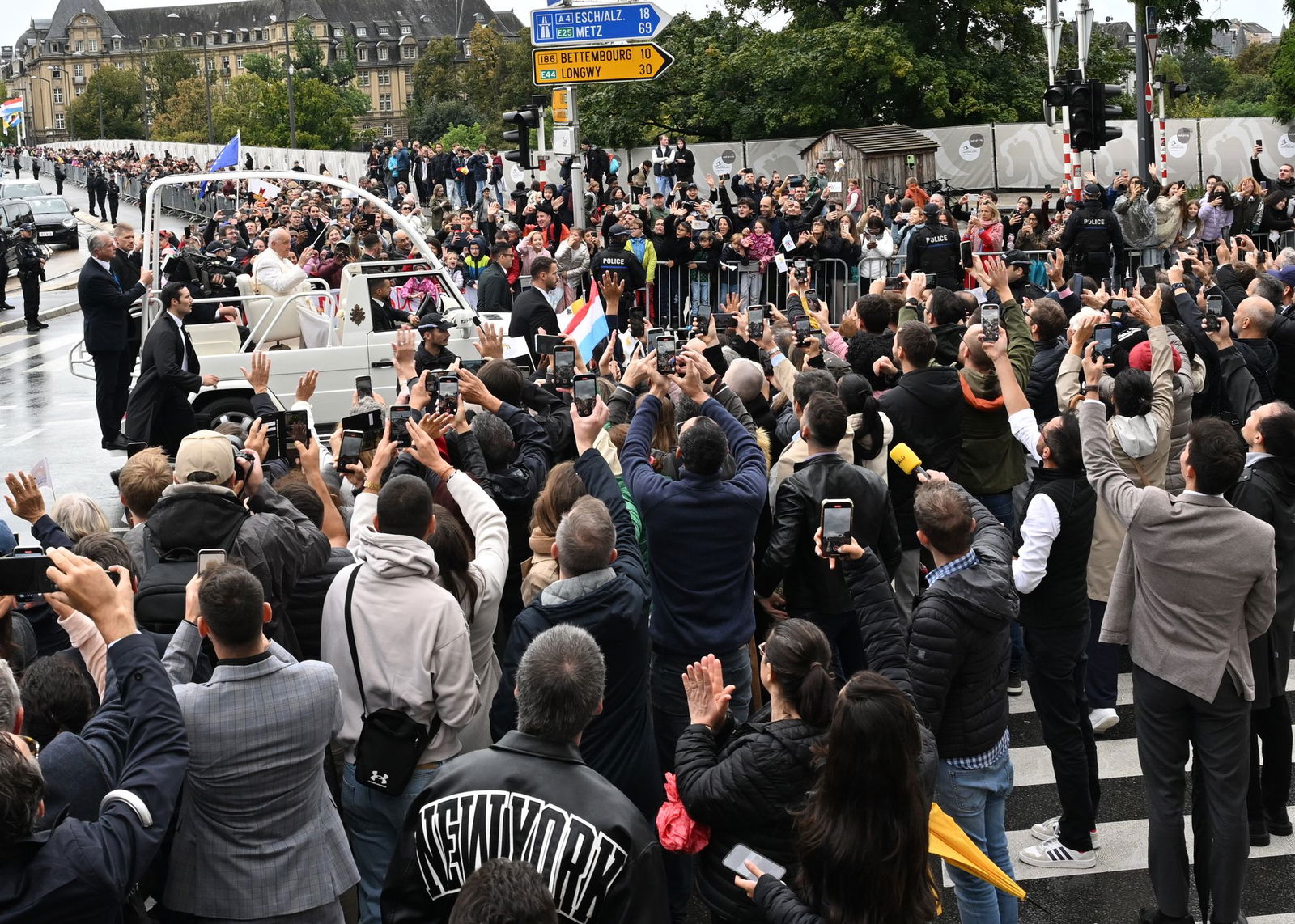 Der Papst winkt den Menschen in Luxemburg zu. (Archivbild)