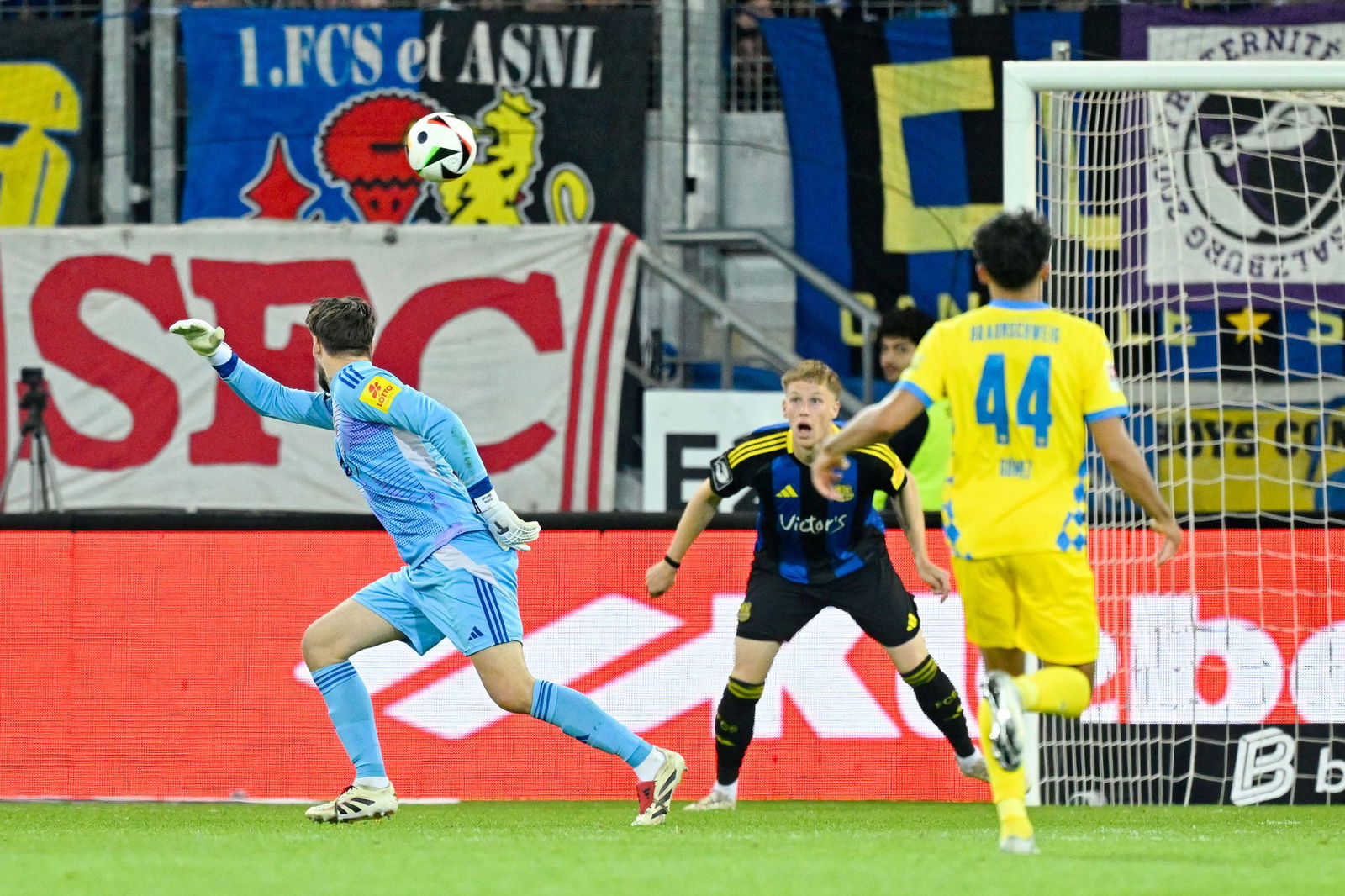 Der Anfang vom Ende für den 1. FC Saarbrücken: Torwart Menzel kann das 0:1 nicht verhindern.